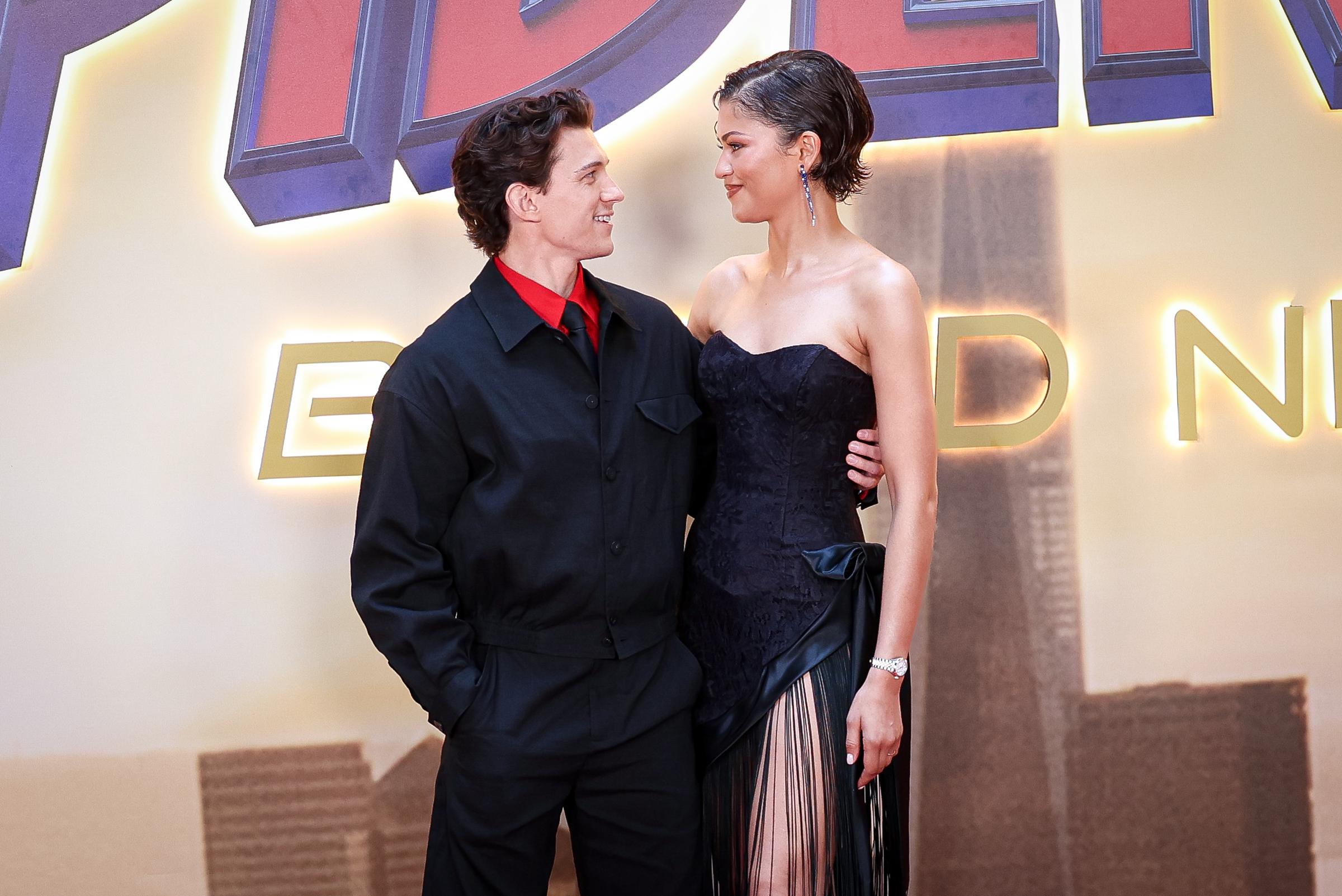 Jednak niektórzy internauci nie zwracali uwagi na pierścionki; skupiali się tylko na tym, jak szczęśliwi wyglądali razem Tom Holland i Zendaya podczas swojej pierwszej imprezy promującej nowy film. | Źródło: Getty Images