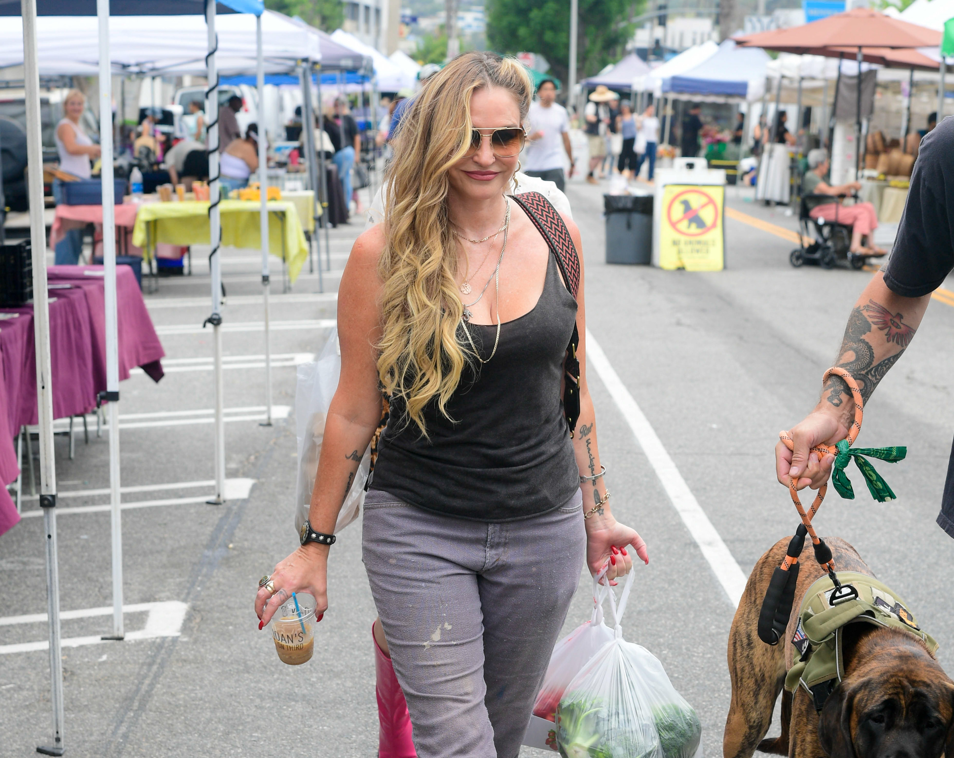 Drea de Matteo z wielkim zaangażowaniem walczyła o dobro swoich dzieci. Podczas tej wycieczki widziano ją 26 lipca 2026 roku na targu rolniczym w Los Angeles w Kalifornii. | Źródło: Getty Images