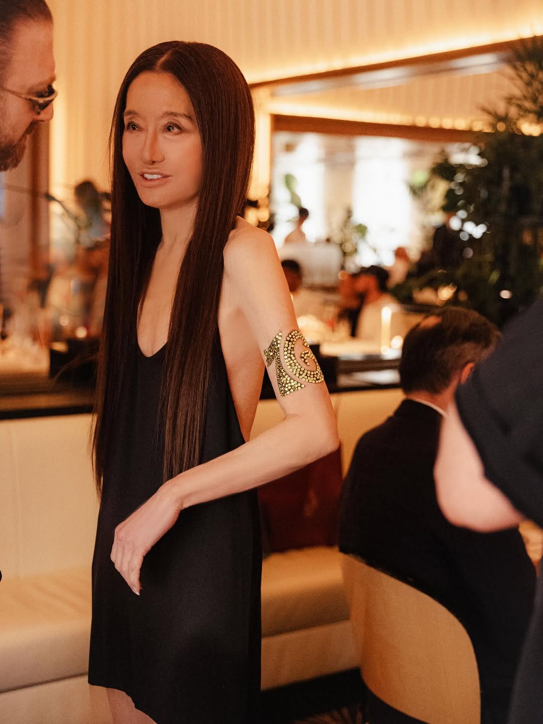 Vera Wang rozmawia ze swoim przyjacielem, Guramem Gvasalią, w restauracji Le Relais Plaza w Paryżu we Francji – zdjęcie z jej posta z 28 czerwca 2025 r. | Źródło: Instagram/verawang