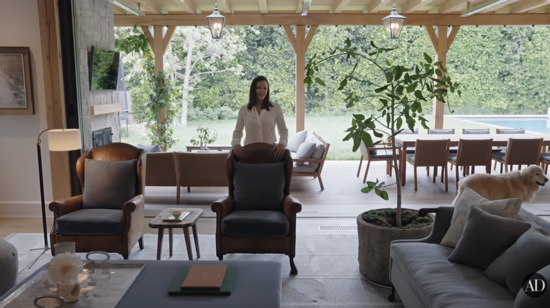 Salon i patio na świeżym powietrzu Jennifer Garner widoczne na filmie Architectural Digest opublikowanym na YouTube 4 września 2024 r. | Źródło: YouTube/Architectural Digest