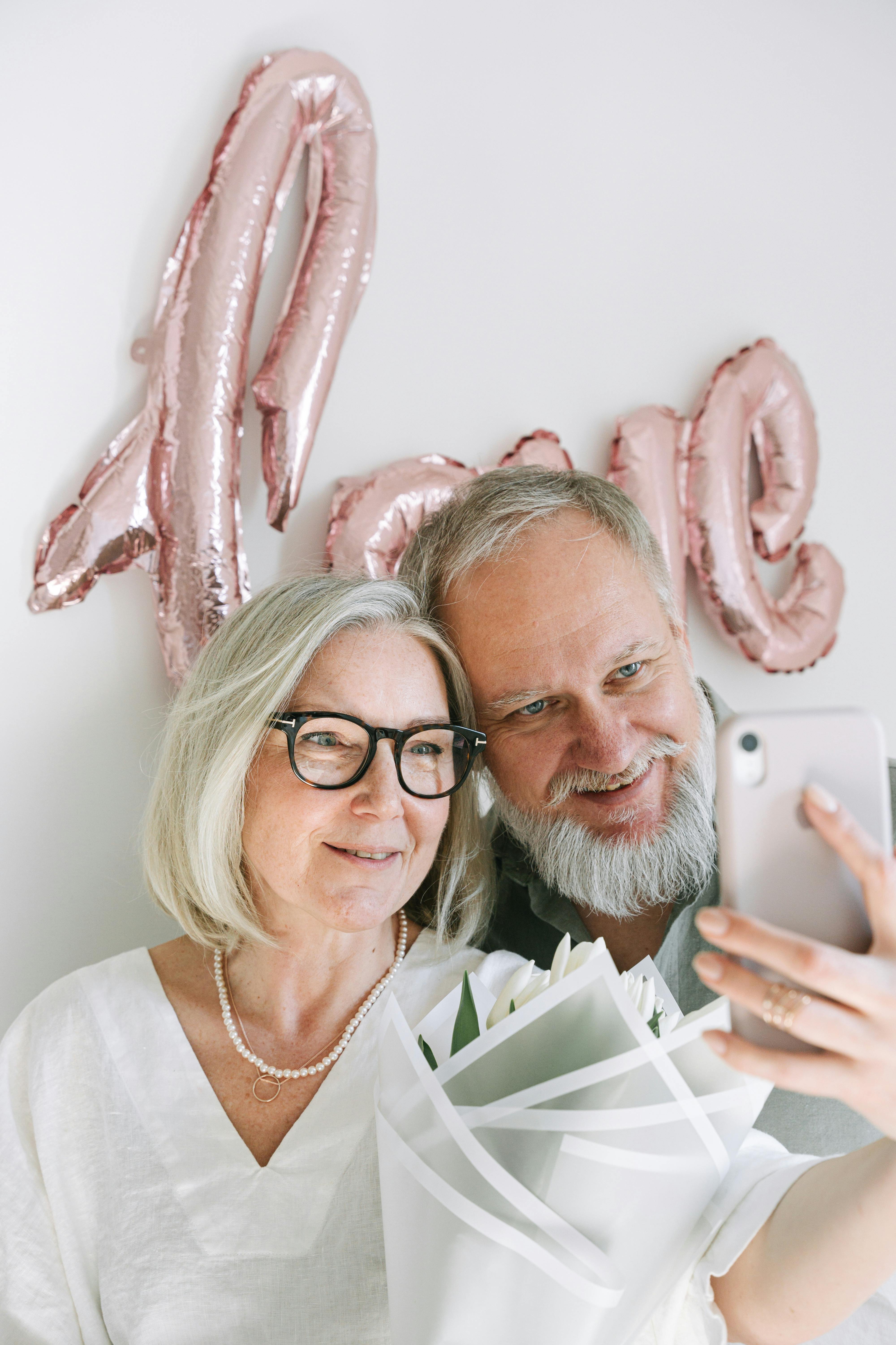 Para pozująca do wspólnego selfie | Źródło: Pexels