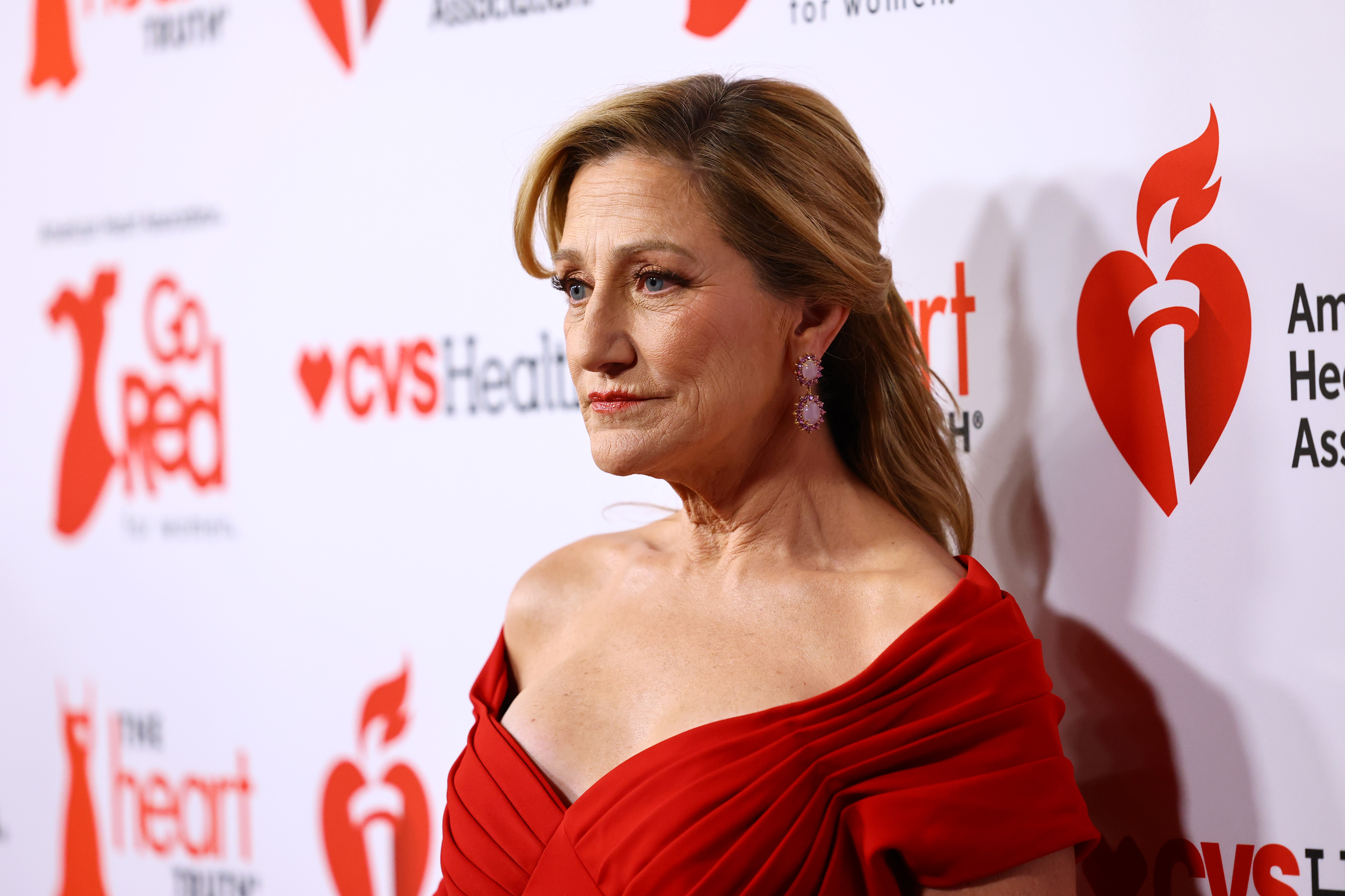 Jej dzieciaki nie były zainteresowane tym programem. Na tym zdjęciu Edie Falco pojawiła się na gali „Red Dress Collection & Concert” organizowanej przez American Heart Association 29 stycznia 2026 roku w Nowym Jorku, w stanie Nowy Jork. | Źródło: Getty Images