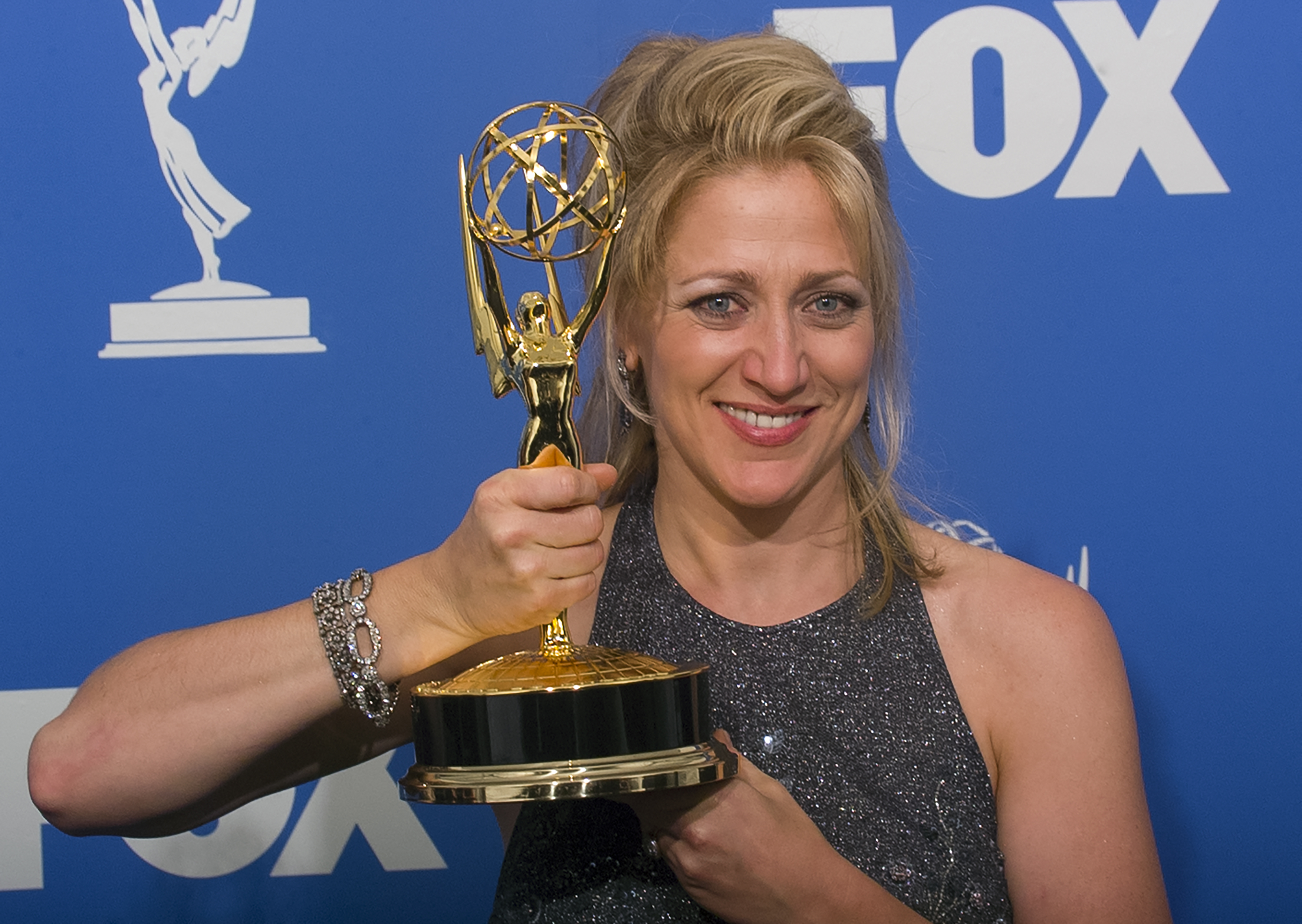 Edie Falco zdobyła w swojej karierze trzy nagrody Emmy. Na tym zdjęciu pozuje za kulisami podczas 52. gali rozdania nagród Primetime Emmy, która odbyła się 12 września 1999 roku w Shrine Auditorium w Los Angeles w Kalifornii. | Źródło: Getty Images