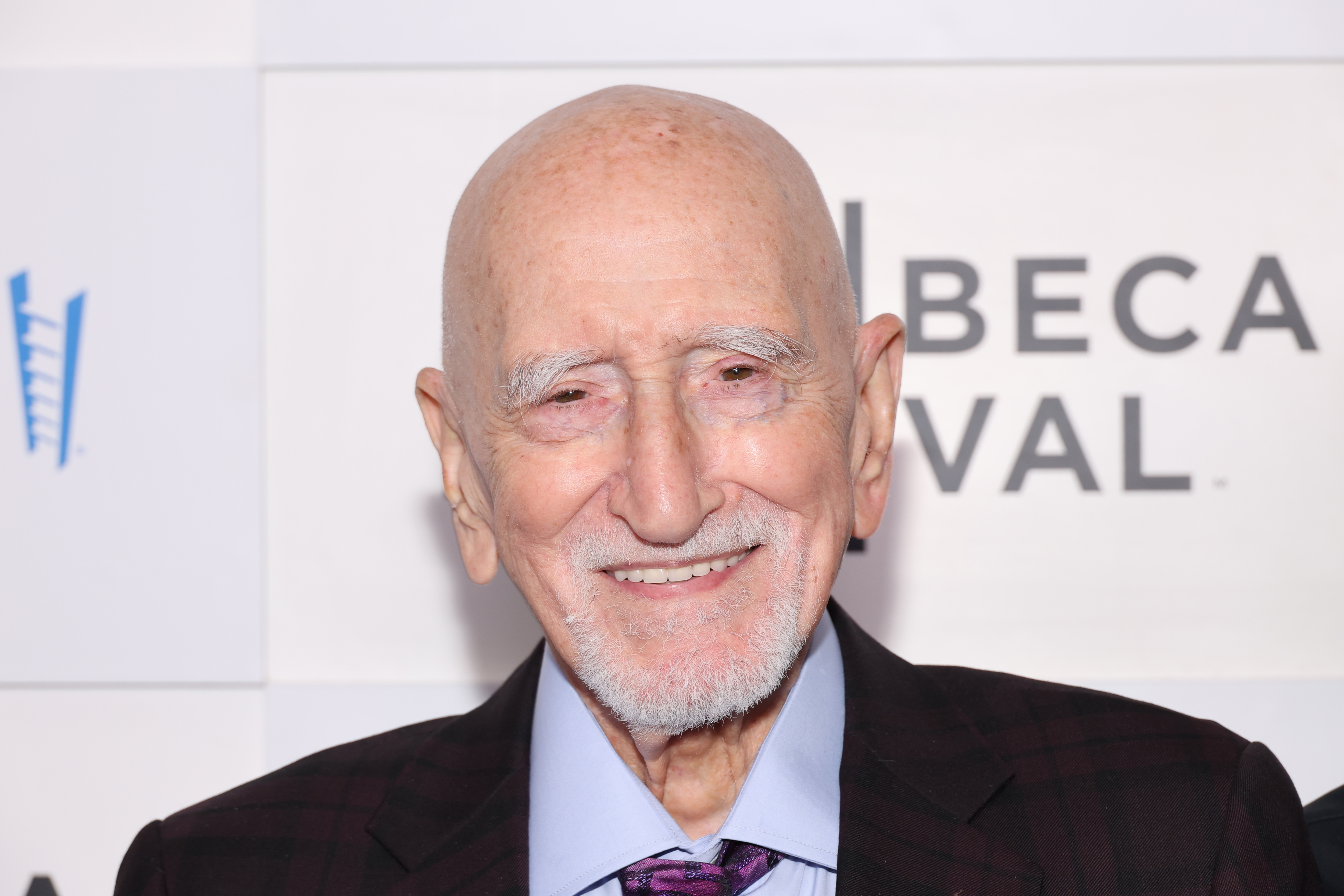 W 2026 roku Dominic Chianese skończył 95 lat. Na tym zdjęciu widać go podczas