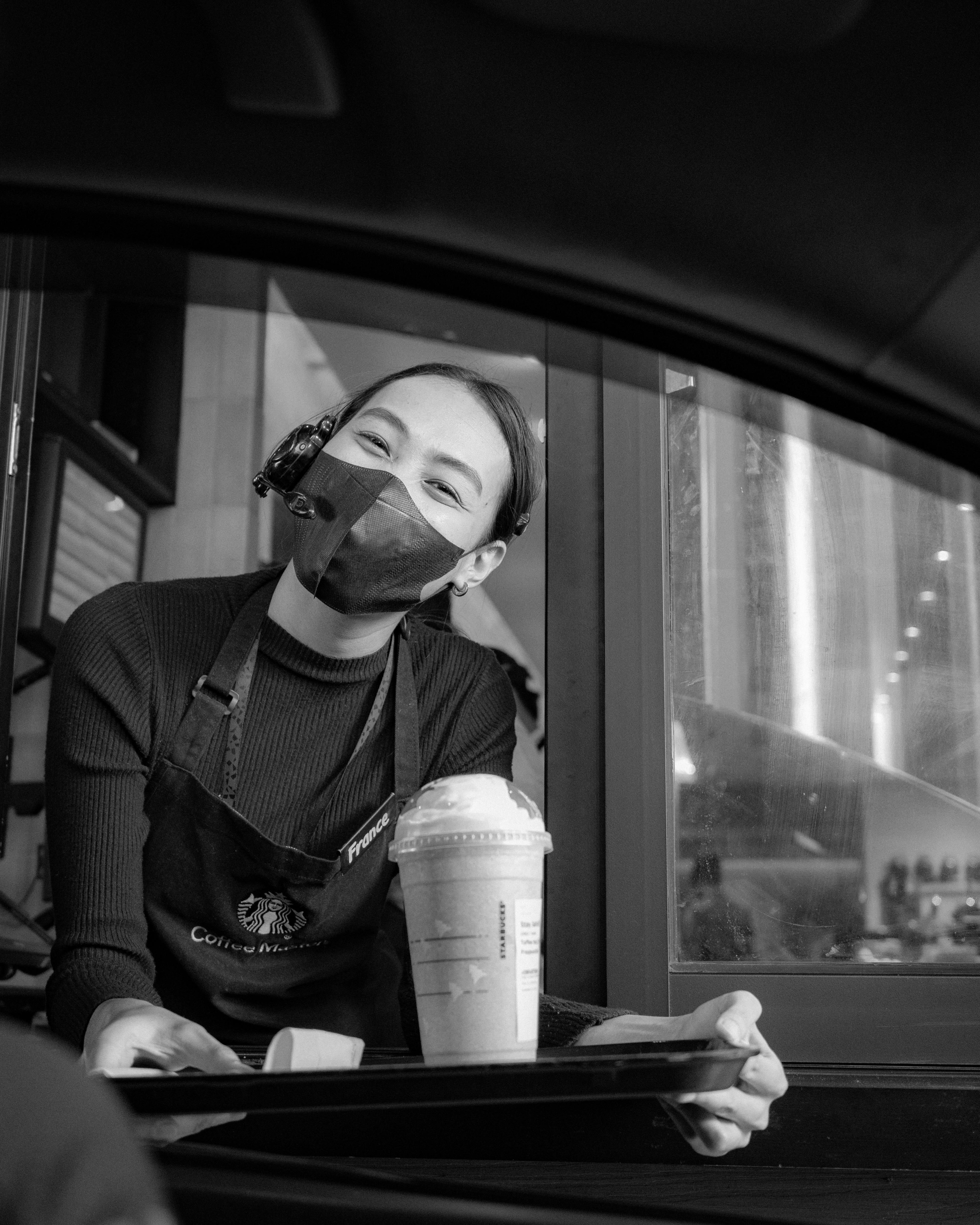 Barista ze Starbucks | Źródło: Pexels