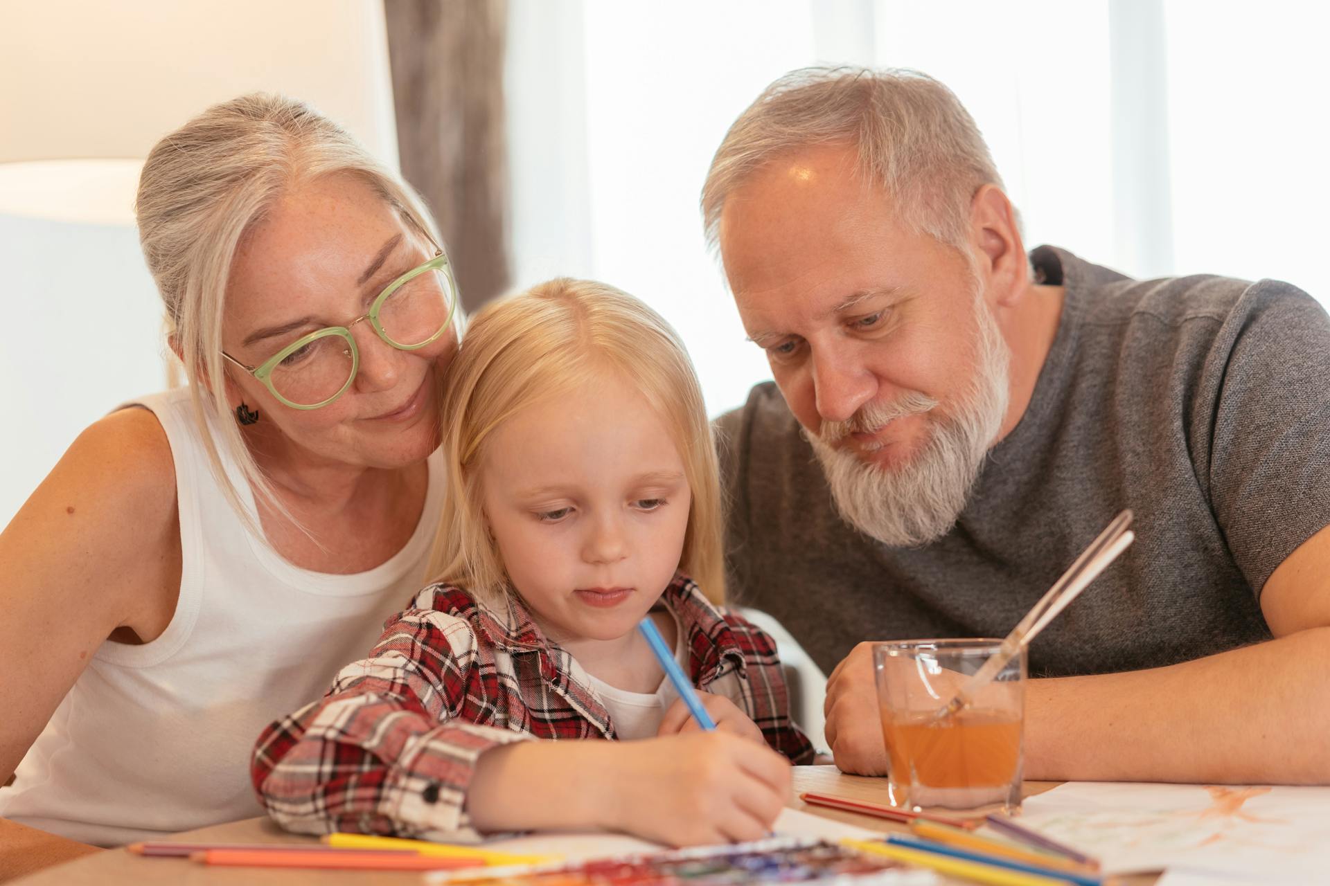 Dziewczynka z dziadkami | Źródło: Pexels