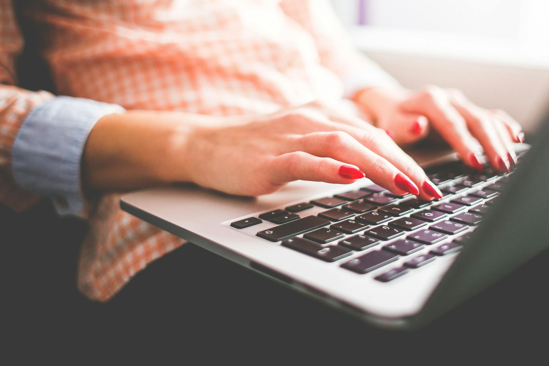 Kobieta korzystająca z laptopa | Źródło: Pexels