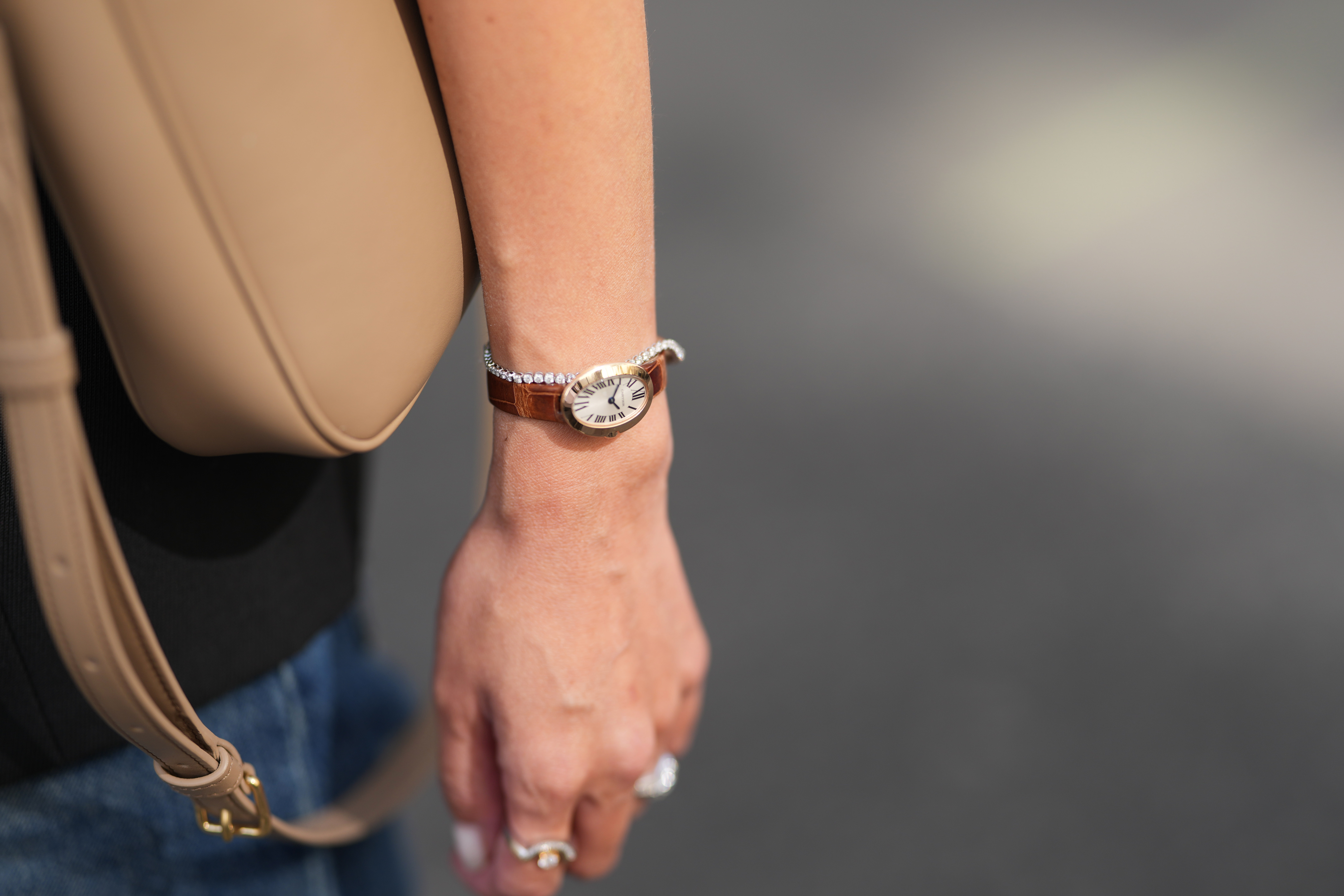 Zbliżenie na zegarek Cartier Baignoire na diamentowej bransoletce podczas sesji zdjęciowej w stylu street style, 7 września 2026 r. w Paryżu, Francja | Źródło: Getty Images