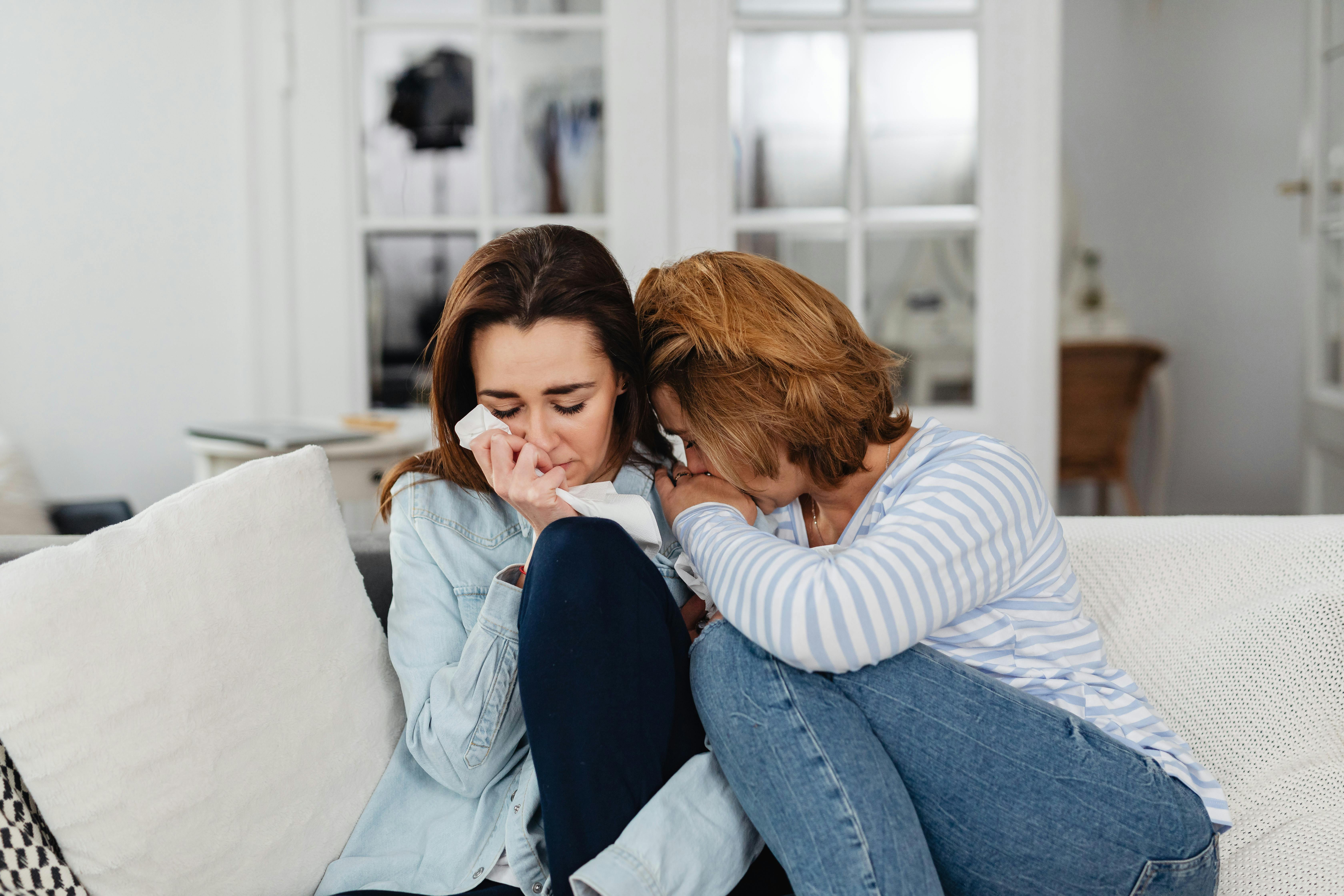 Wzruszona kobieta, którą pociesza przyjaciółka | Źródło: Pexels