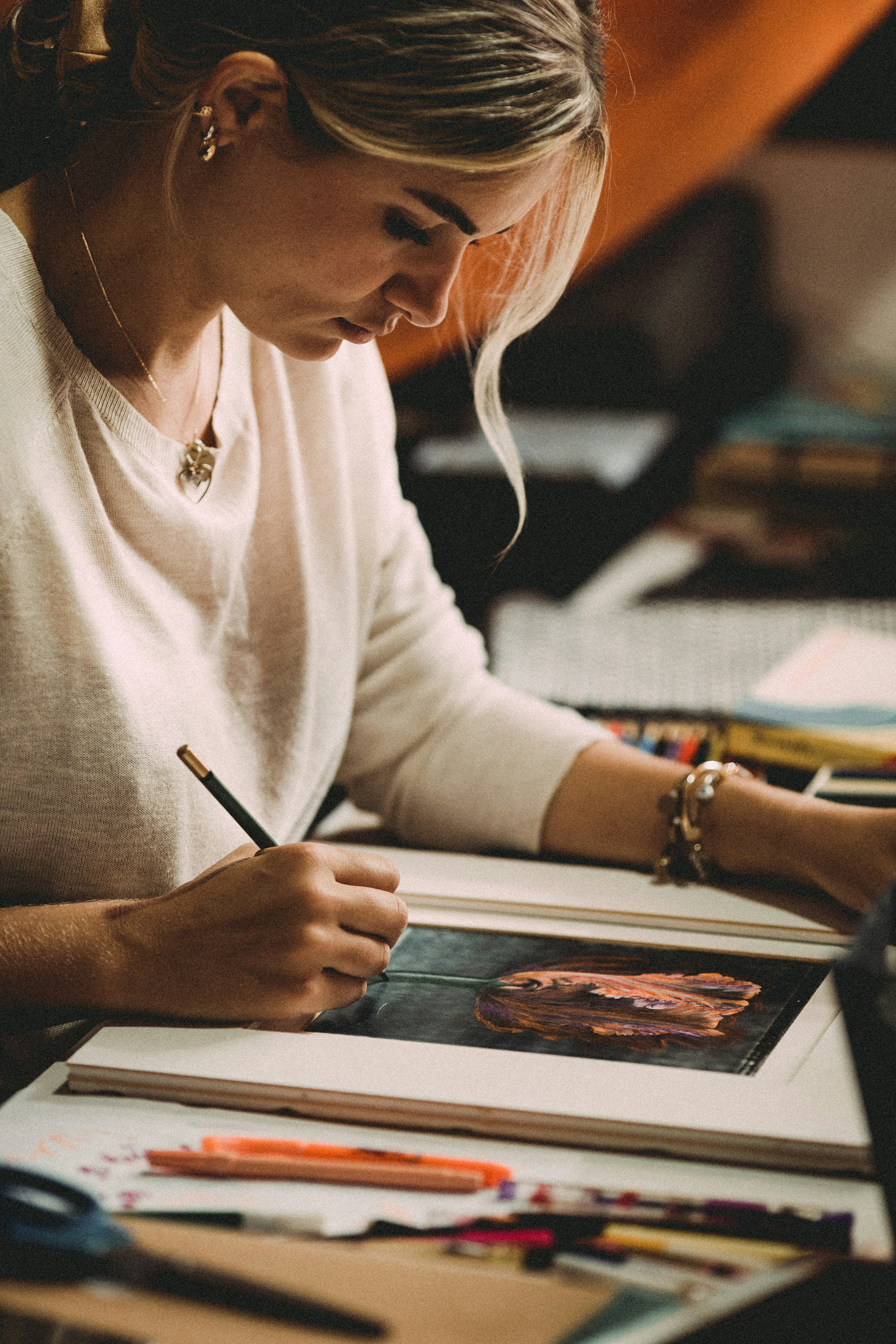 Kobieta zajmująca się sztuką | Źródło: Unsplash