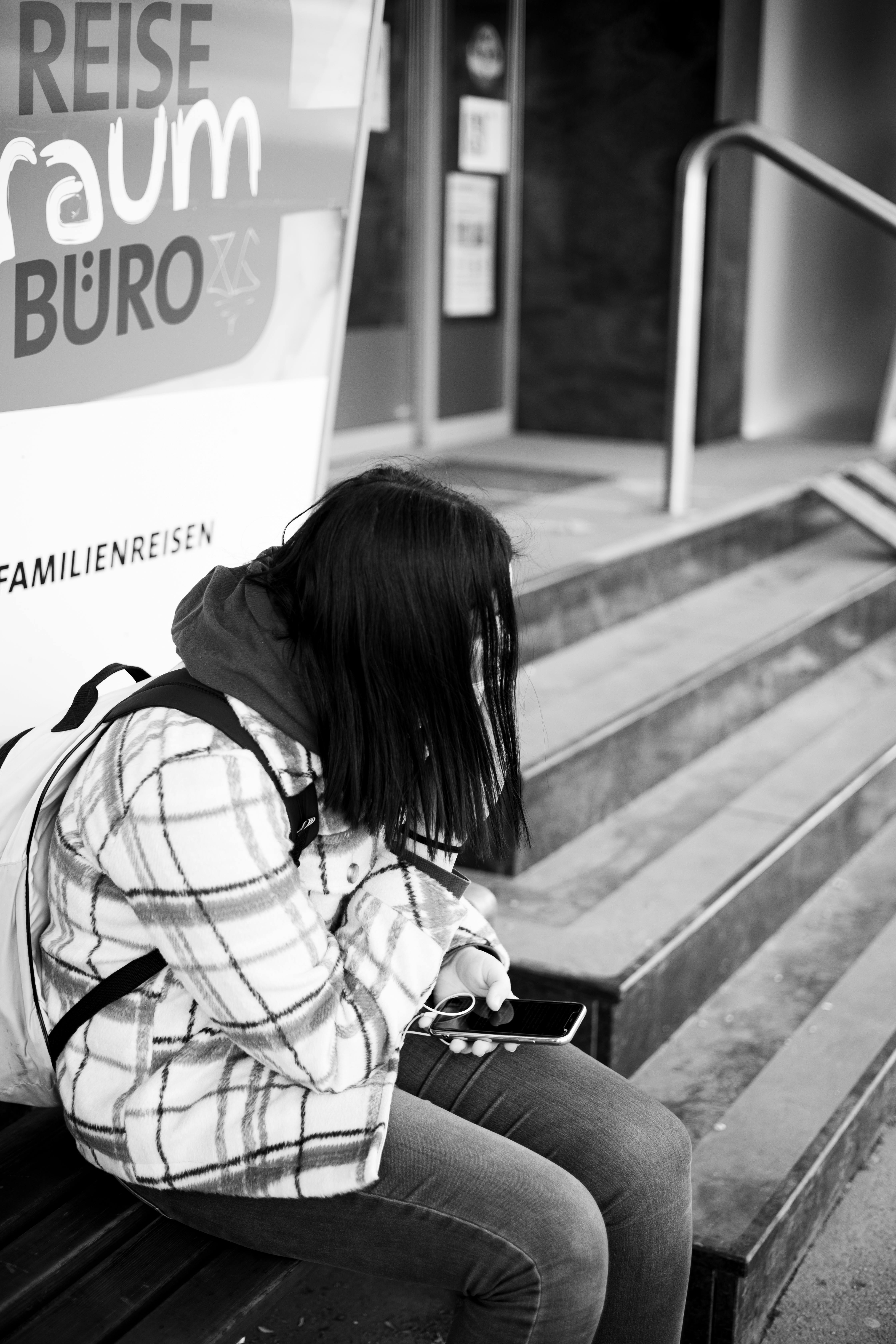 Dziewczyna siedząca na ławce i trzymająca telefon | Źródło: Pexels