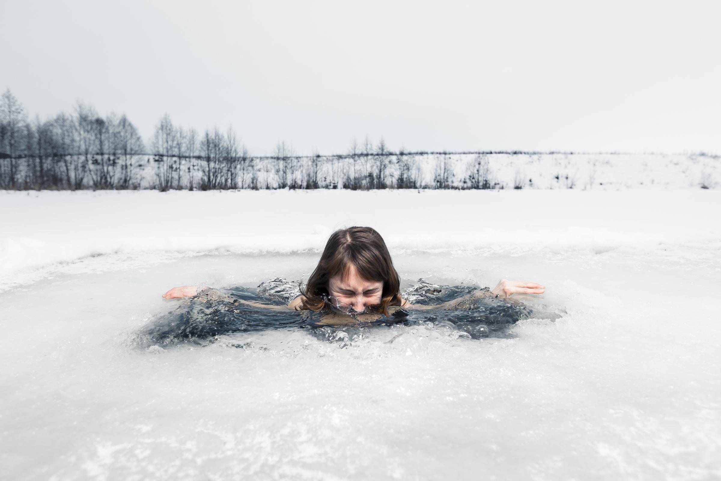 Kobieta zanurzona w dziurze | Źródło: Shutterstock