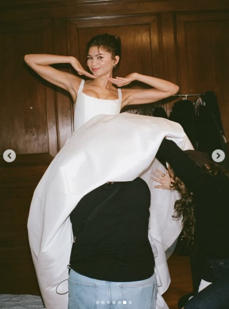 To właśnie znany stylista Law Roach ujawnił publicznie, że ta para już się pobrała. Zendaya pozowała w sukni ślubnej za kulisami podczas kręcenia filmu