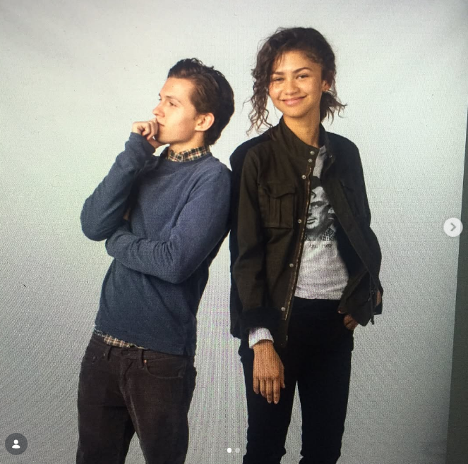 Tom Holland i Zendaya przez wiele lat byli bliskimi przyjaciółmi, zanim pojawiły się plotki o ich romansie. Na tym zdjęciu pozowali za kulisami podczas sesji zdjęciowej do wpisu z okazji jej urodzin 1 września 2017 roku. | Źródło: Instagram/tomholland2013