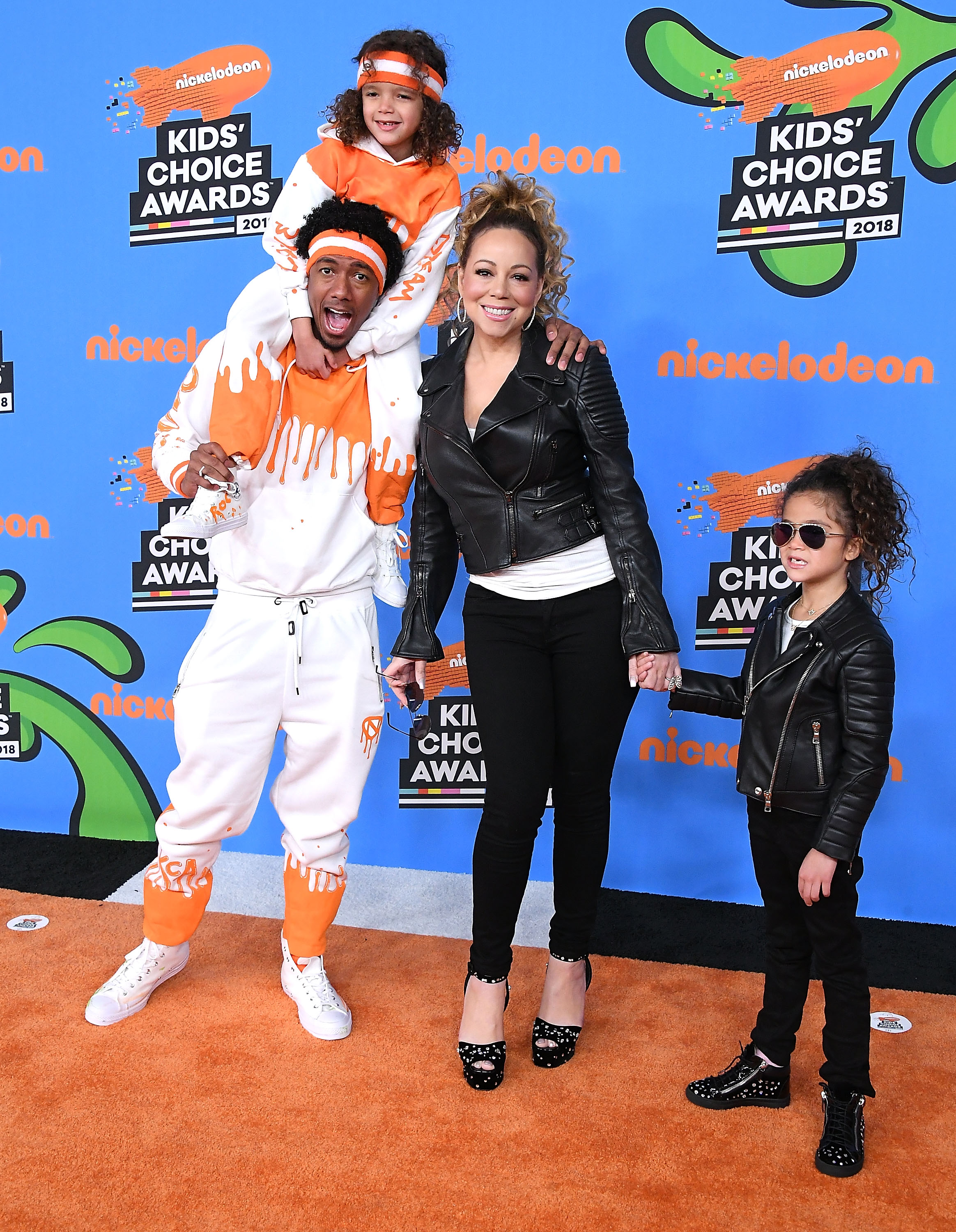Monroe Cannon, Mariah Carey, Nick Cannon i Moroccan Scott Cannon przybywają na ceremonię wręczenia nagród Nickelodeon Kids’ Choice Awards 2018 w The Forum 24 marca w Inglewood w Kalifornii. | Źródło: Getty Images