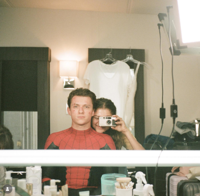 Nigdy nie ogłosili oficjalnie, że są parą. Na tym zdjęciu Zendaya i Tom Holland pozowali za kulisami podczas kręcenia