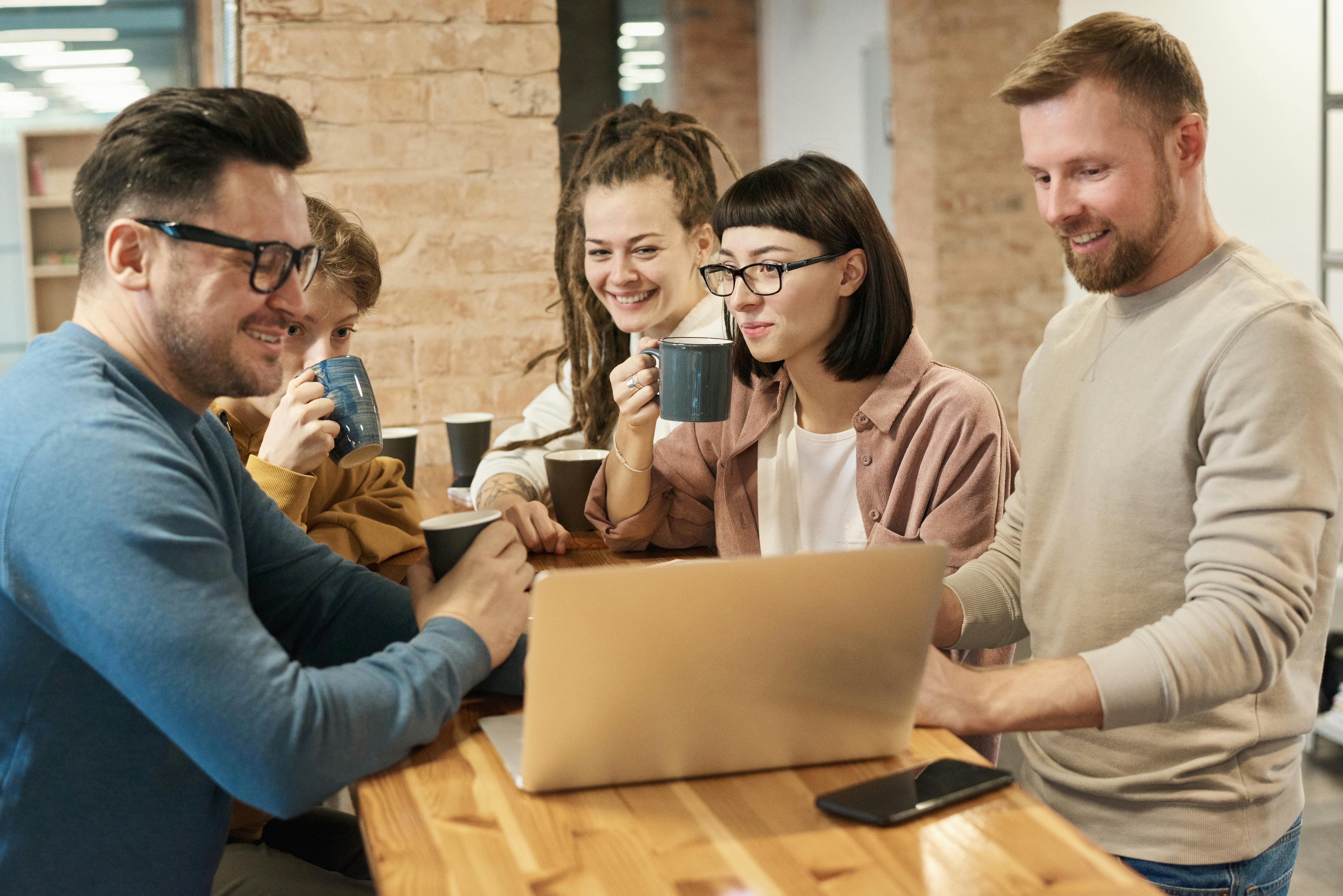 Współpracownicy pijący kawę | Źródło: Pexels