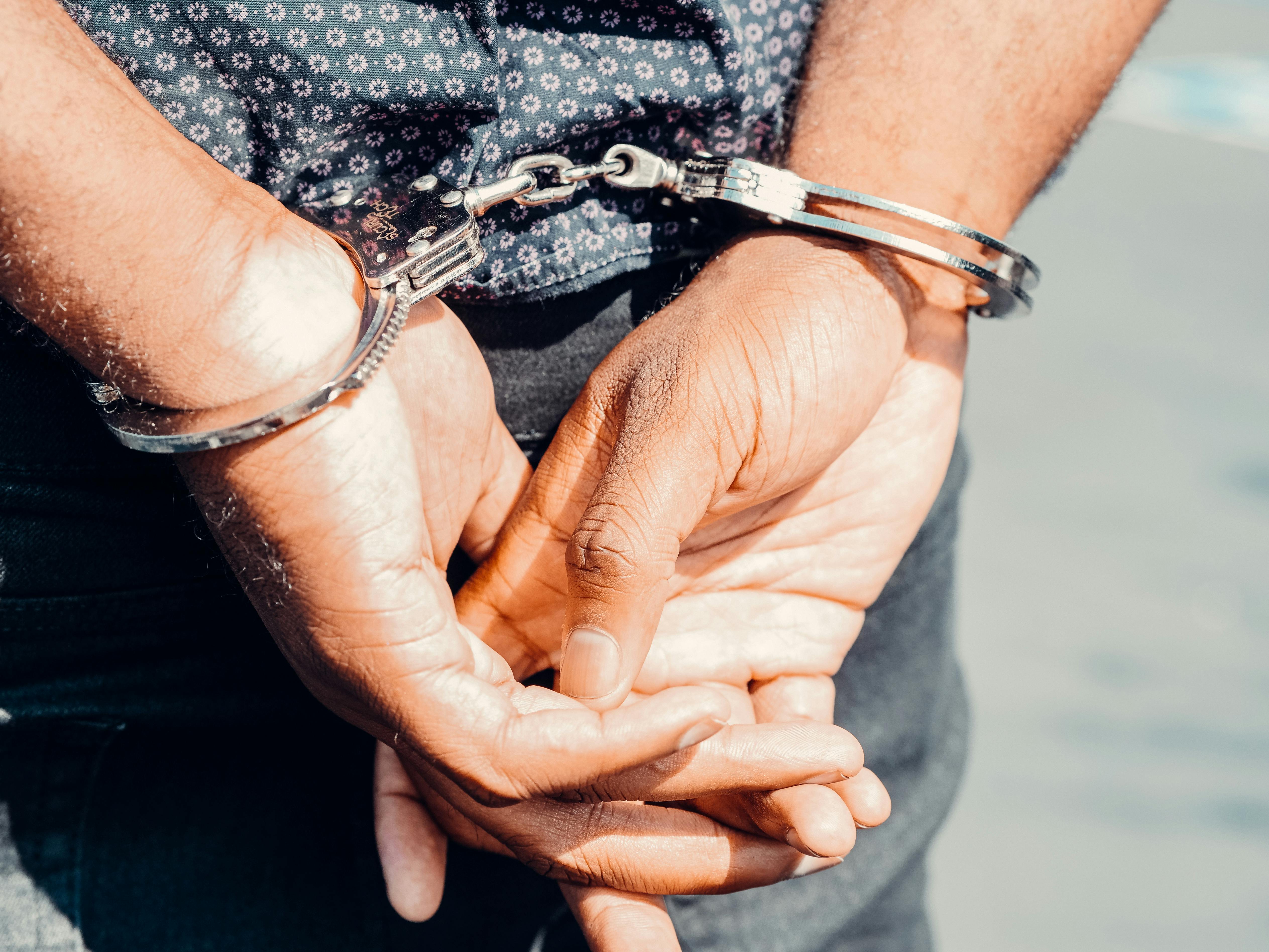 Osoba w kajdankach | Źródło: Pexels