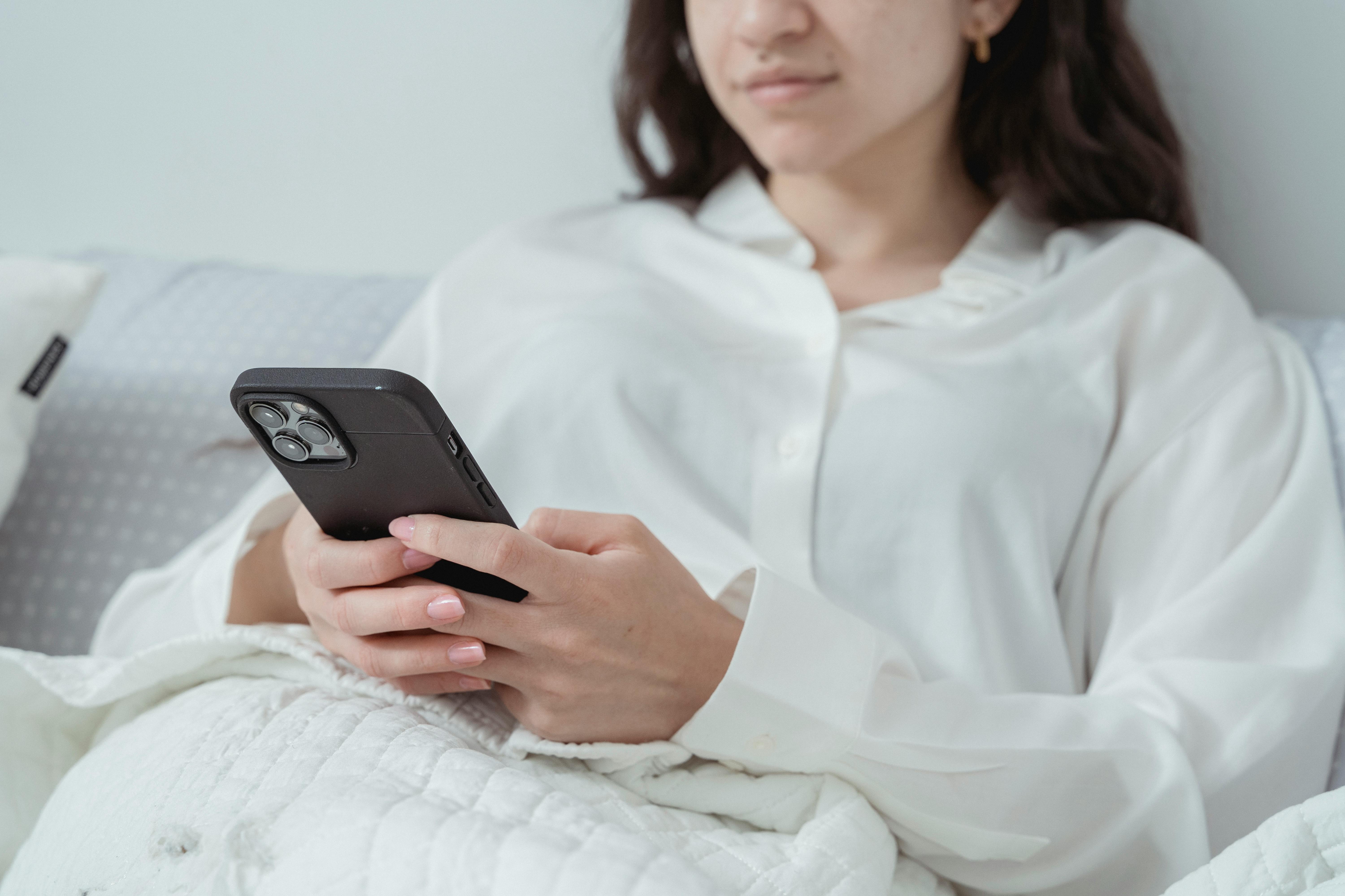 Korzystanie z internetu w nocy może niepostrzeżenie skrócić czas snu. | Źródło: Pexels