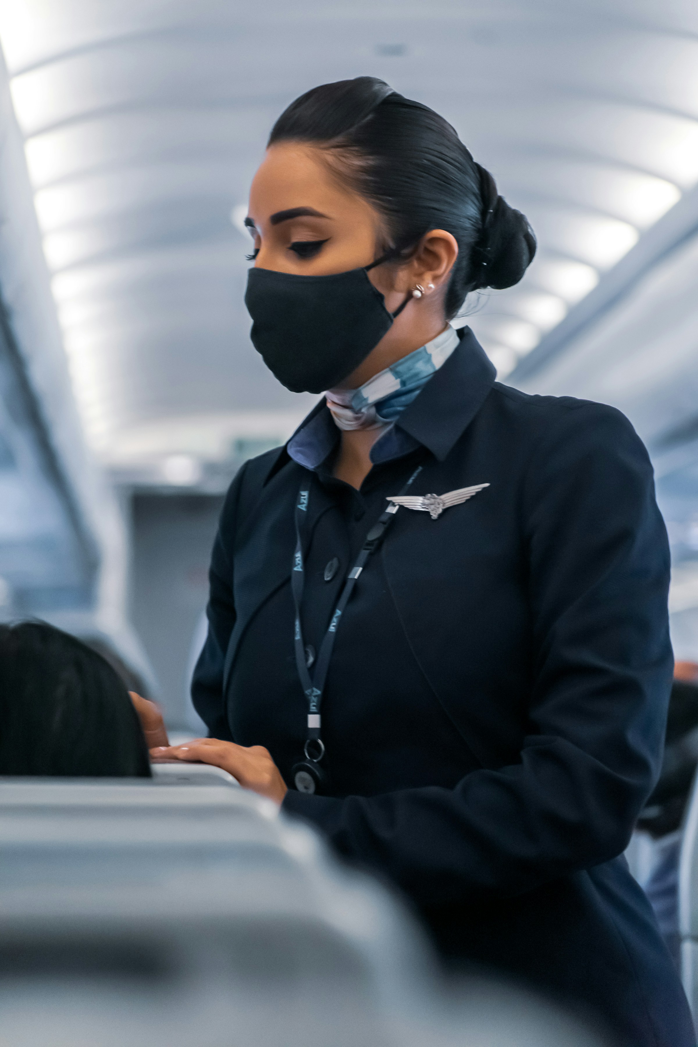 Stewardesa rozmawiająca z pasażerem | Źródło: Unsplash
