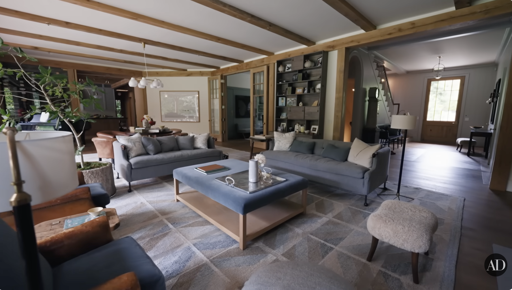 Salon Jennifer Garner widoczny na filmie Architectural Digest opublikowanym na YouTube 4 września 2024 r. | Źródło: YouTube/Architectural Digest