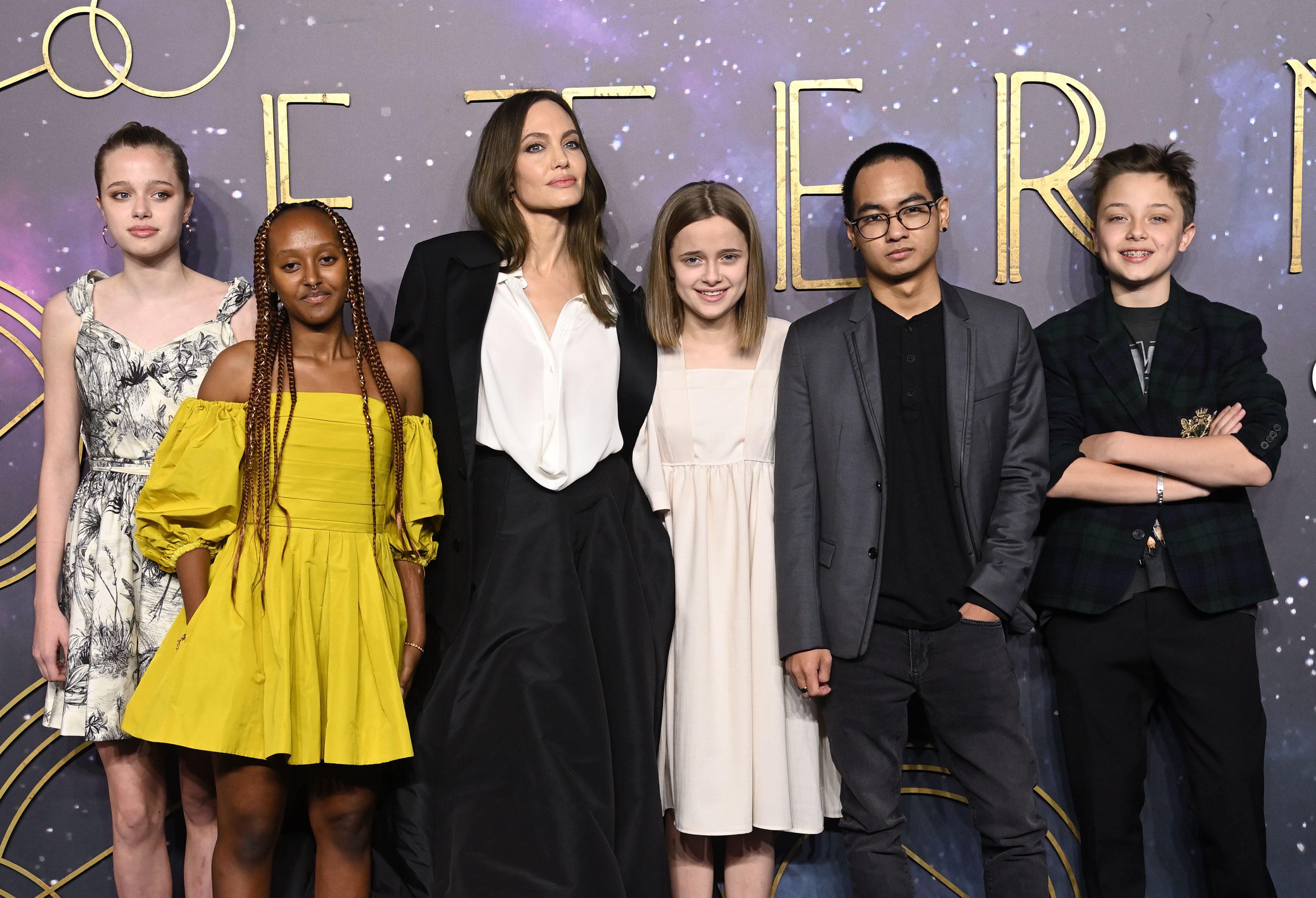 Angelina Jolie z dziećmi Shiloh Jolie-Pitt, Zaharą Jolie-Pitt, Vivienne Jolie-Pitt, Maddoxem Jolie-Pittem i Knoxem Jolie-Pittem na imprezie "Eternals" UK premiere, in London, England, on October 27, 2021 | Getty Images