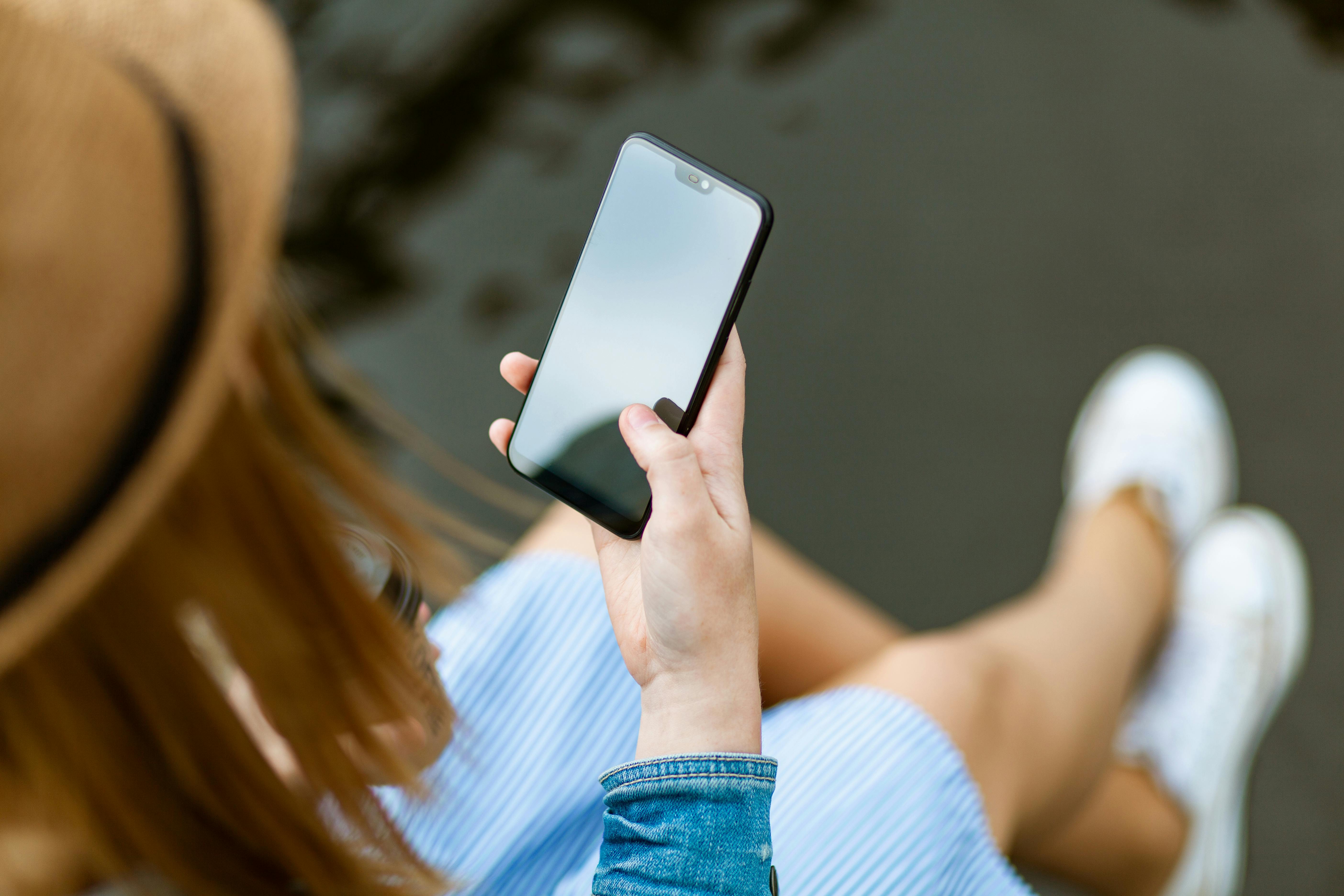 Młoda kobieta rozmawiająca przez telefon | Źródło: Pexels