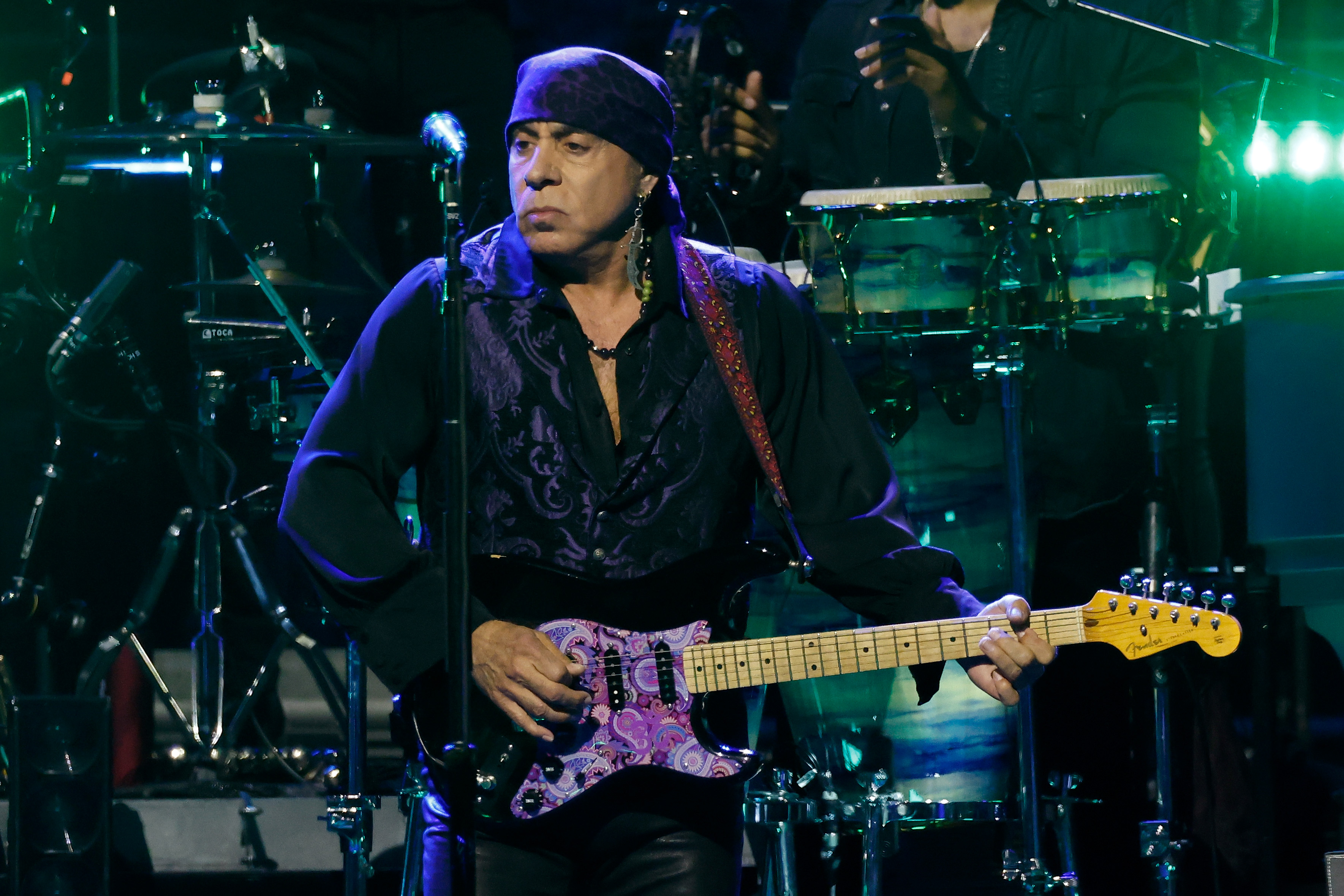 Steven Van Zandt przez całą swoją różnorodną karierę pozostawał mocno związany ze światem muzyki. Na tym zdjęciu występuje w Madison Square Garden 11 maja 2026 roku w Nowym Jorku, w stanie Nowy Jork. | Źródło: Getty Images