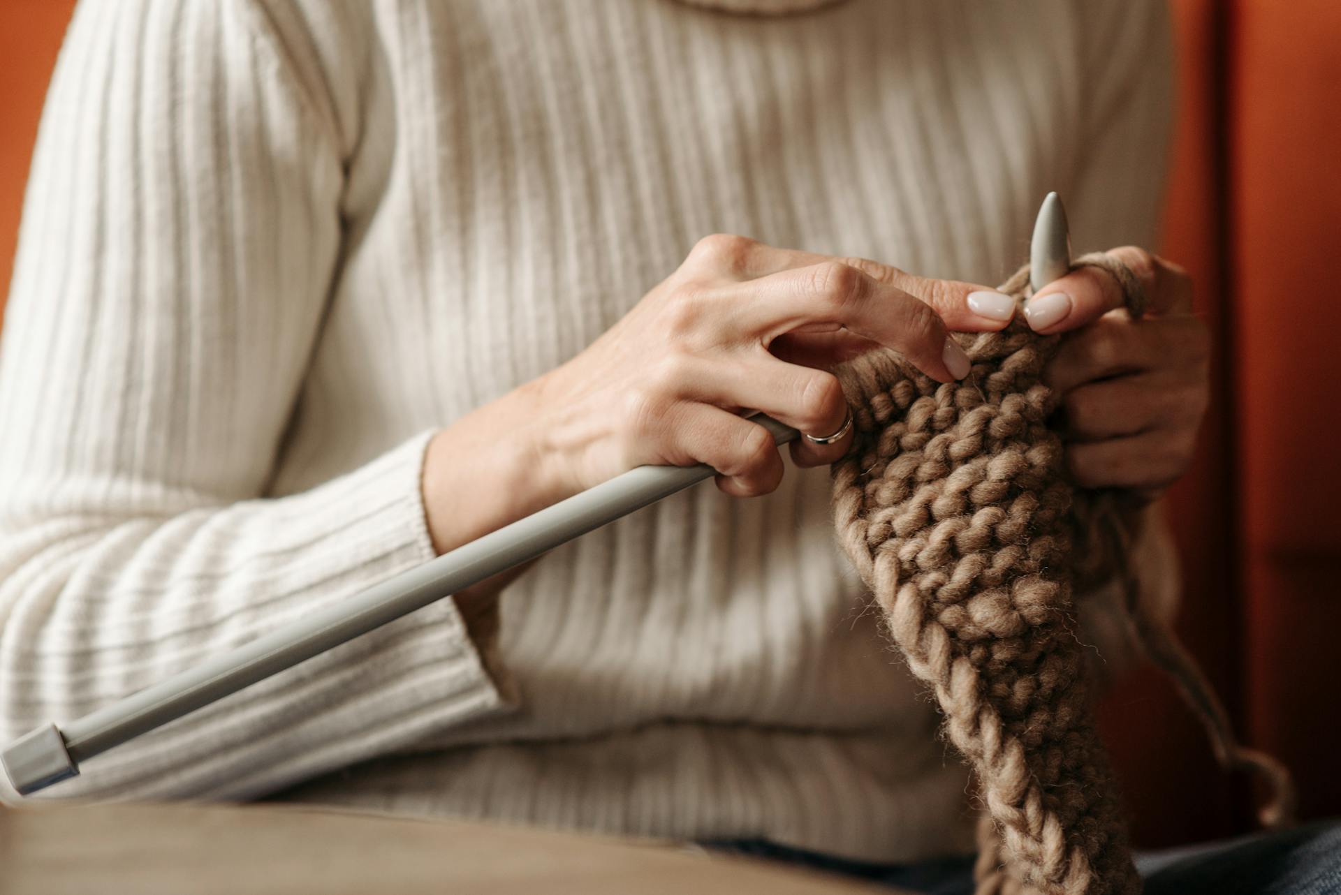 Kobieta robiąca na drutach | Źródło: Pexels