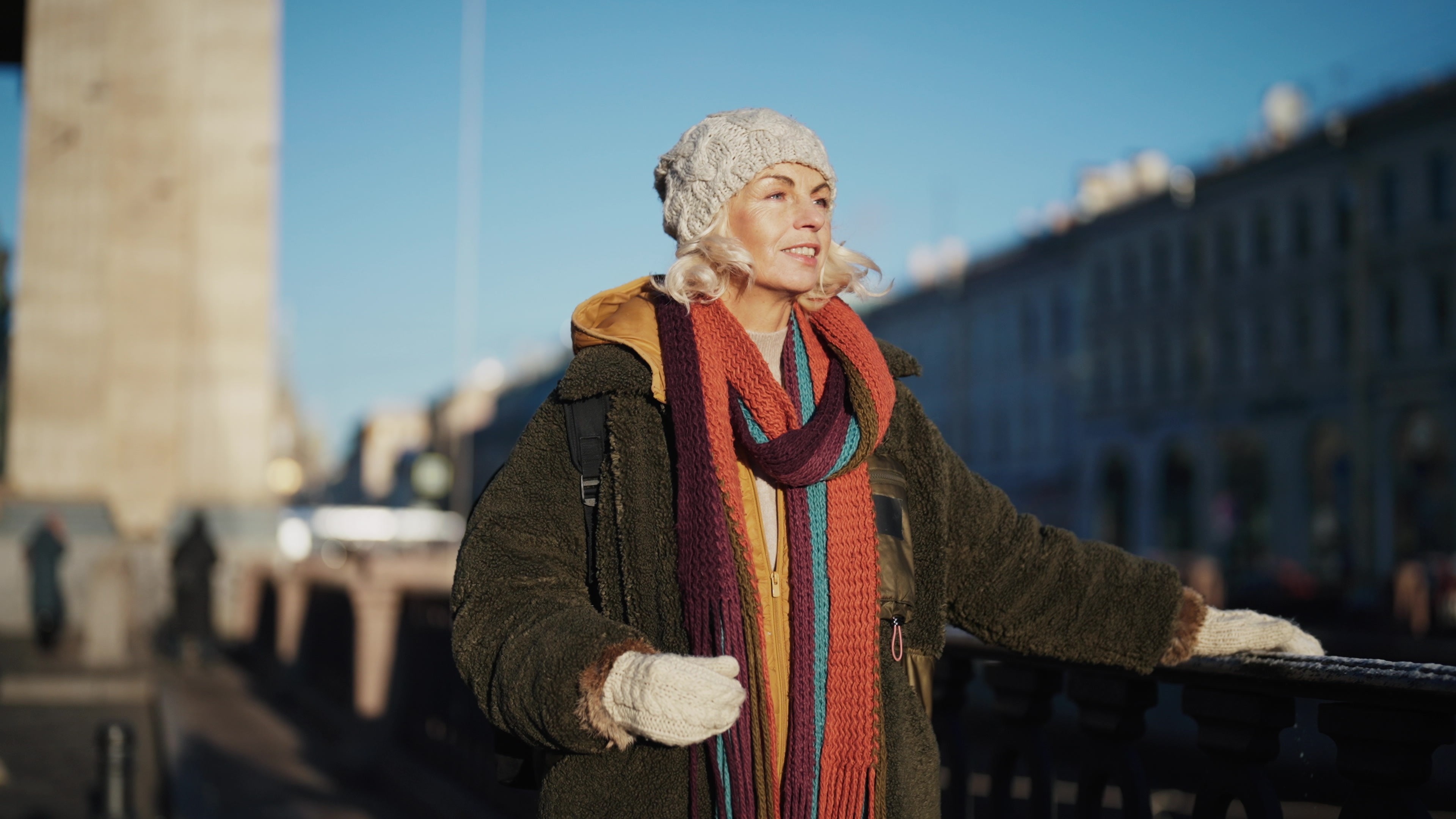 Kobieta podróżująca zimą | Źródło: Shutterstock