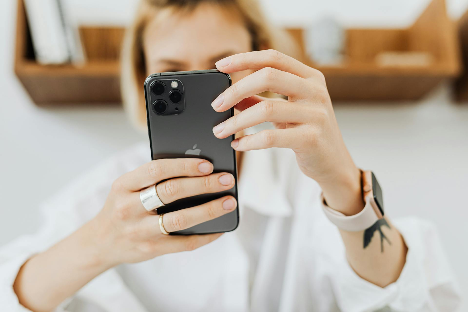 Kobieta trzymająca telefon | Źródło: Pexels