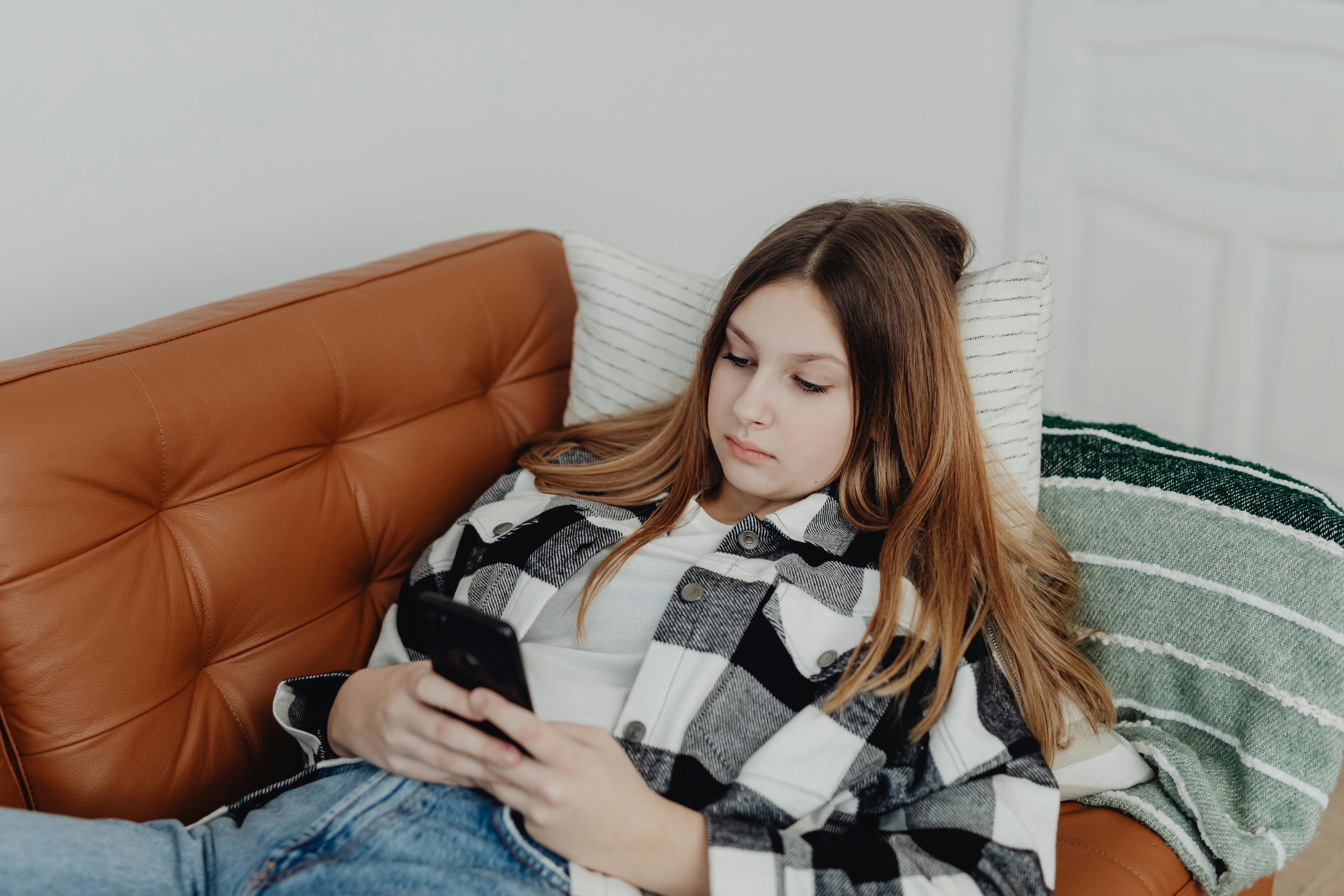 Dziewczyna na telefonie | Źródło: Pexels