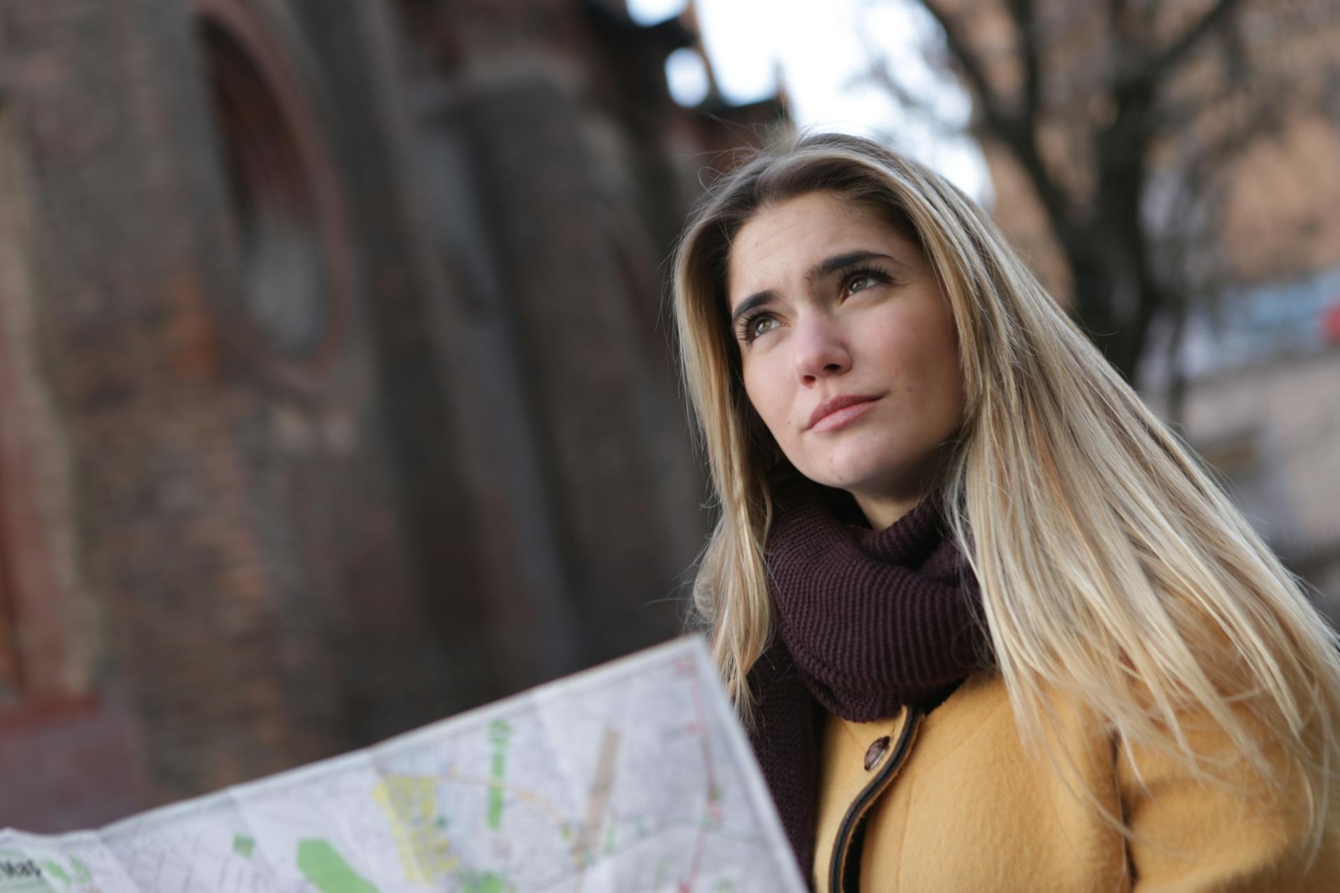 Kobieta wpatrująca się w coś | Źródło: Pexels