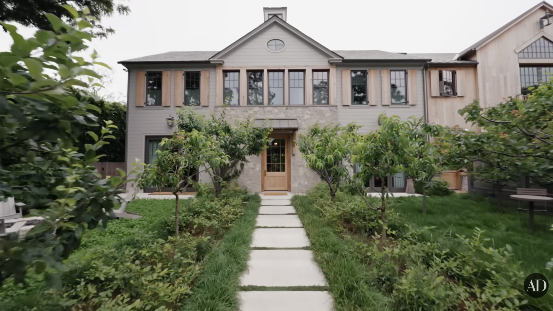 Wygląd zewnętrzny domu Jennifer Garner widoczny na filmie Architectural Digest opublikowanym na YouTube 4 września 2024 r. | Źródło: YouTube/Architectural Digest