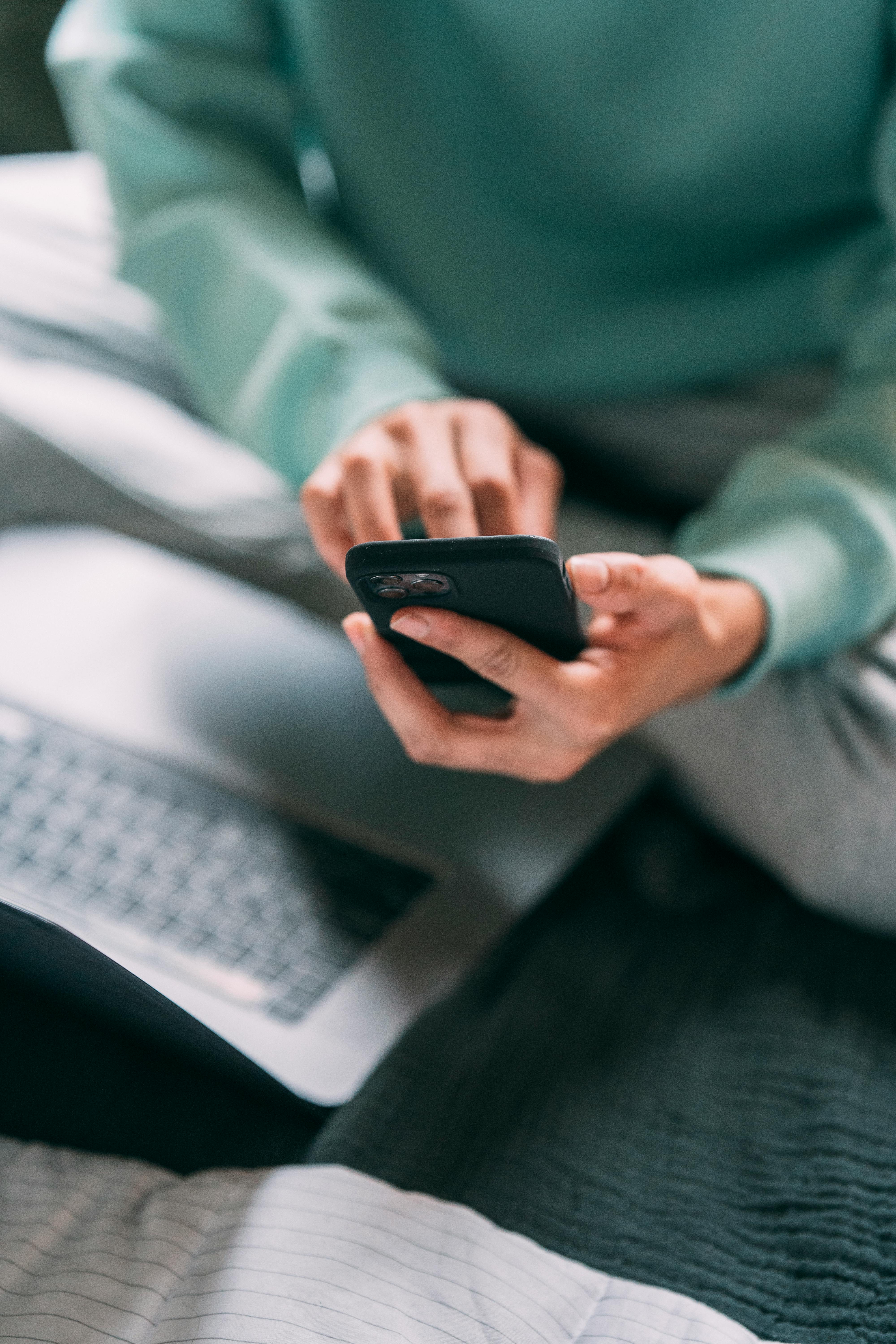 Facet stuka w telefon | Źródło: Pexels