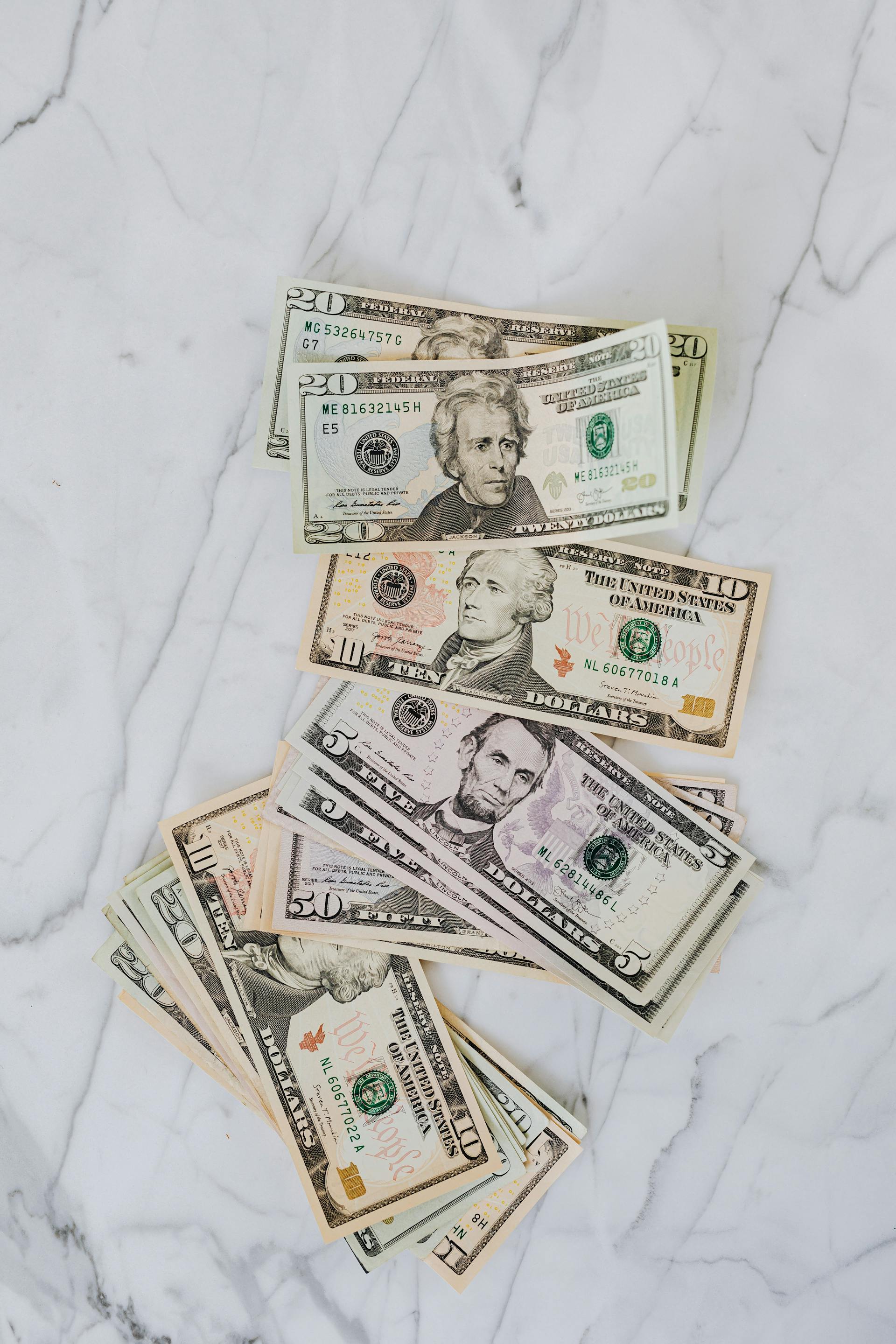 Banknoty dolarowe na powierzchni | Źródło: Pexels