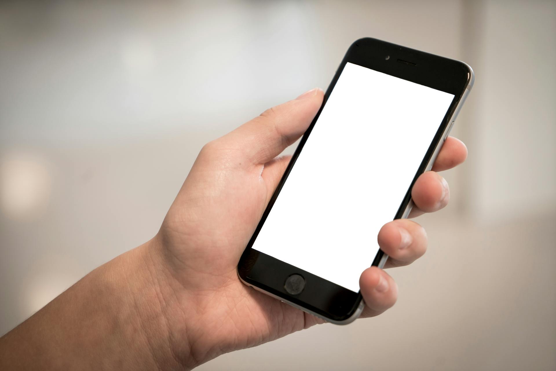 Mężczyzna trzymający telefon komórkowy | Źródło: Pexels