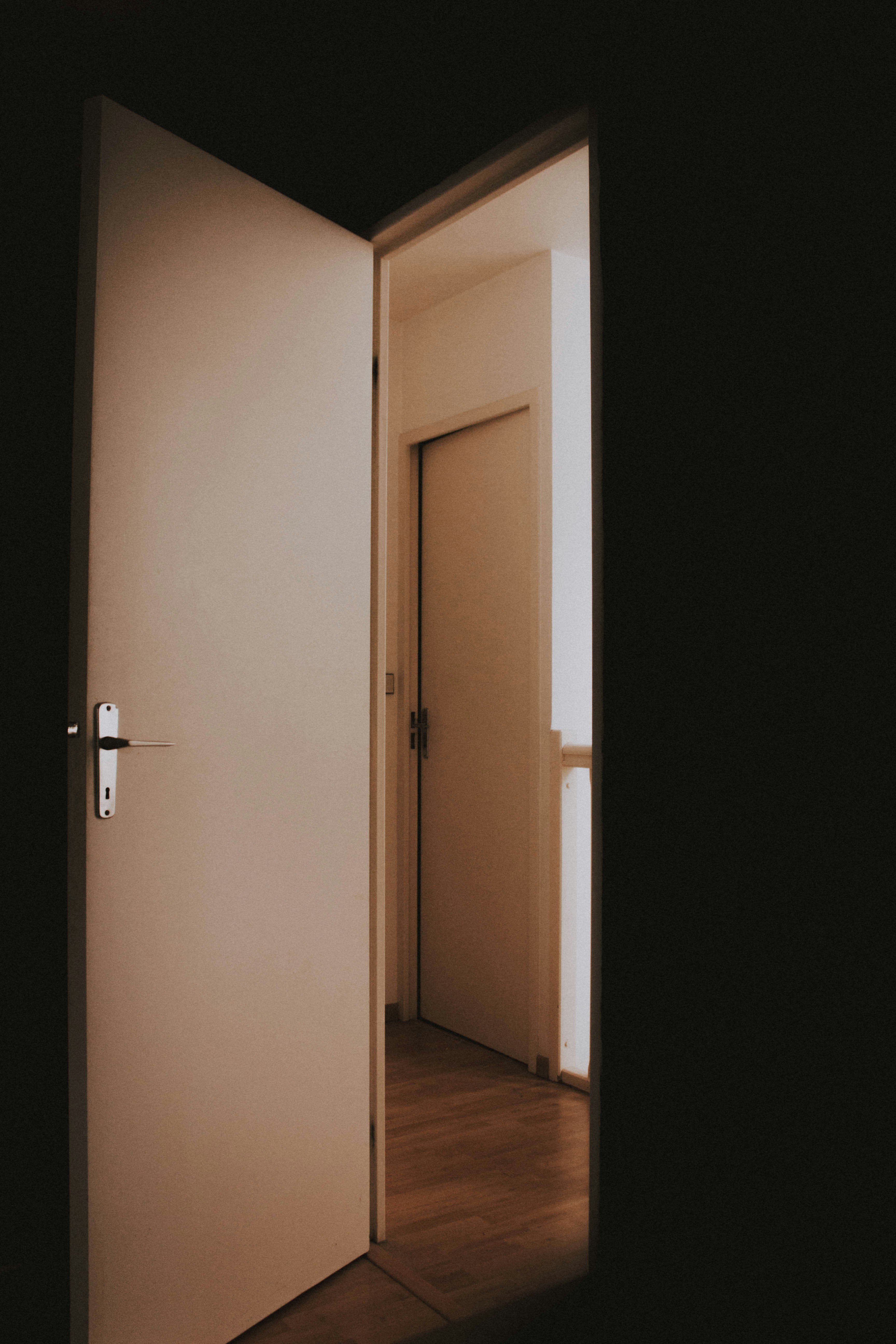 Zgaszone światła i otwarte drzwi | Źródło: Unsplash