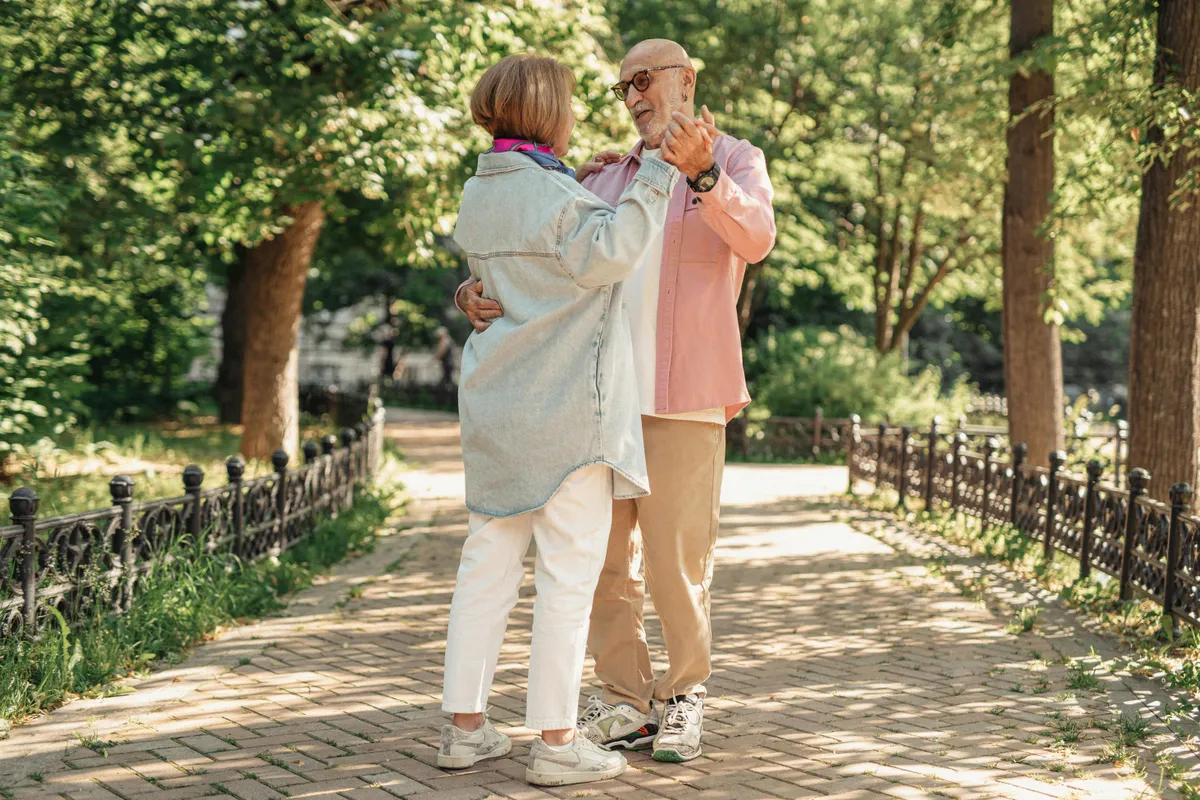 Para tańcząca razem na świeżym powietrzu | Źródło: Pexels