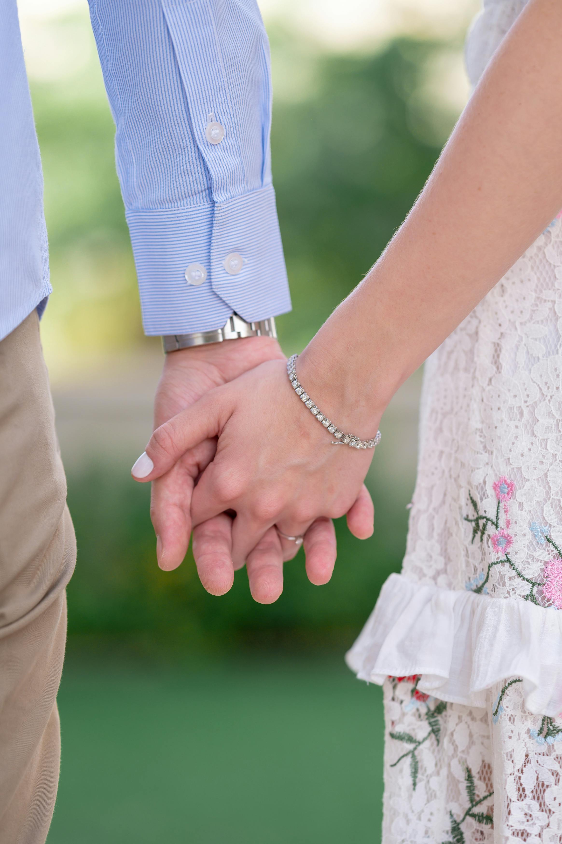 Para trzymająca się za ręce | Źródło: Pexels