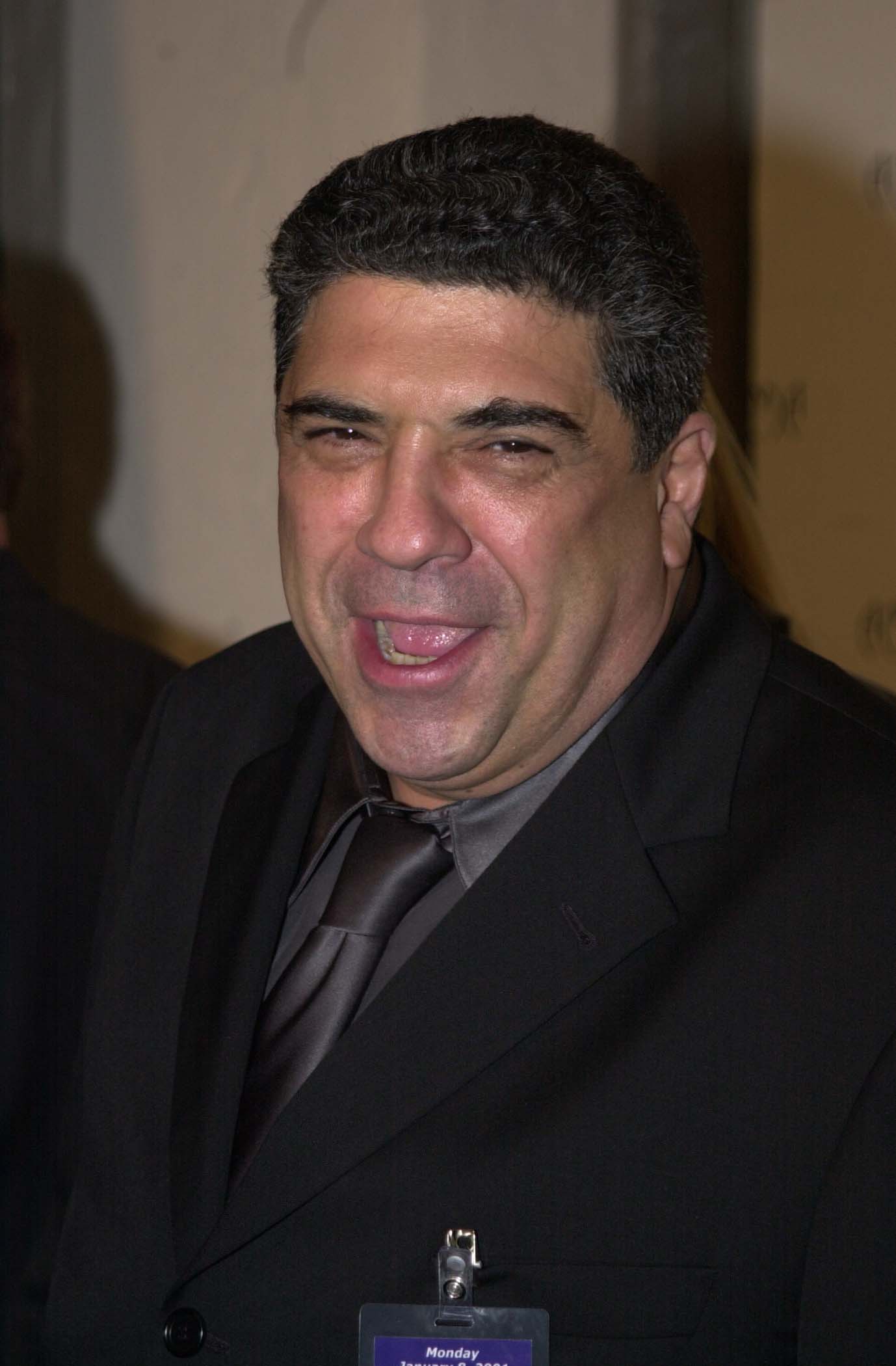 Vincent Pastore dopiero w późniejszym wieku miał swój wielki przełom. Na tym zdjęciu widać go podczas gali American Music Awards, która odbyła się 8 stycznia 2001 roku w Los Angeles w Kalifornii. | Źródło: Getty Images