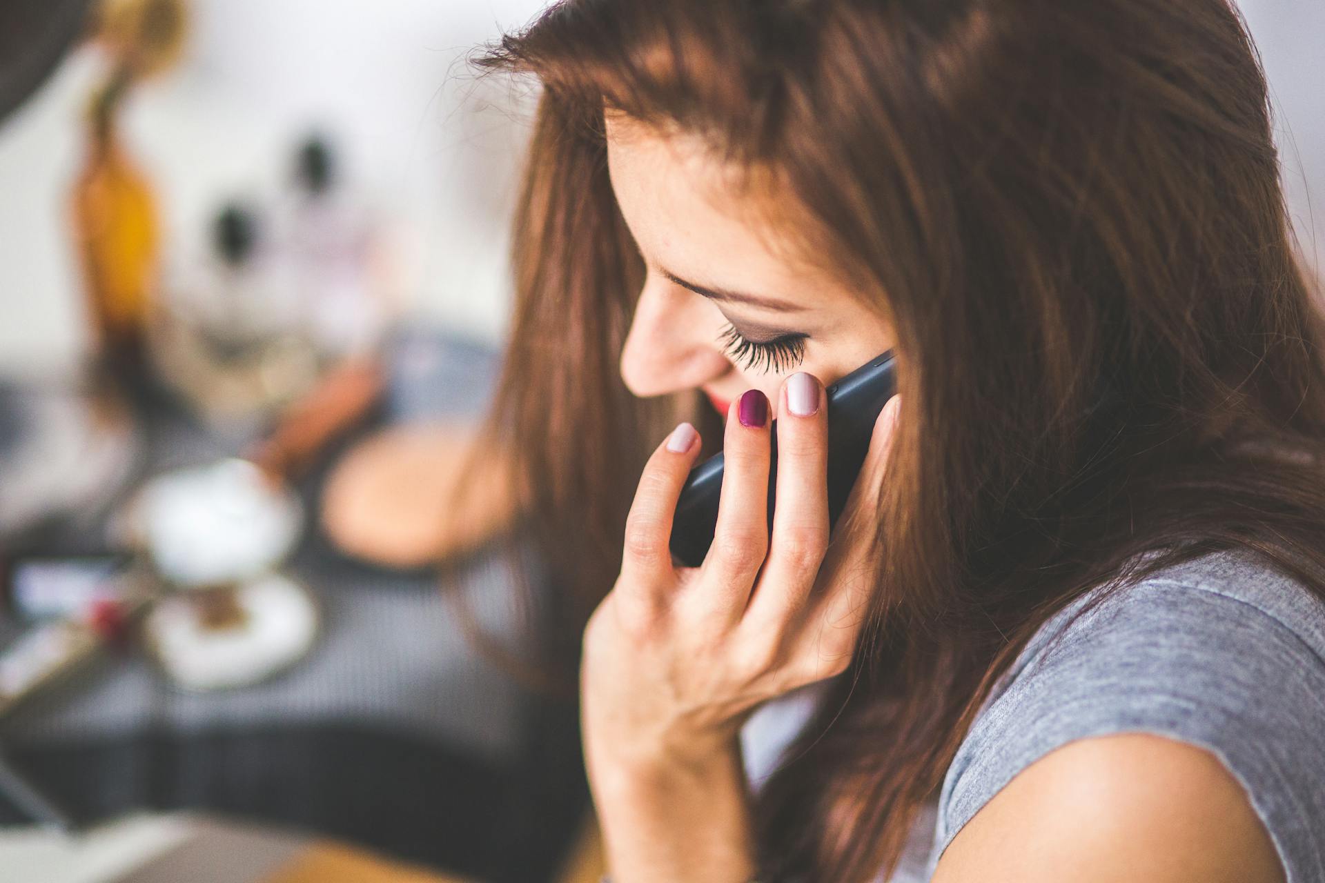 Kobieta rozmawiająca przez telefon | Źródło: Pexels