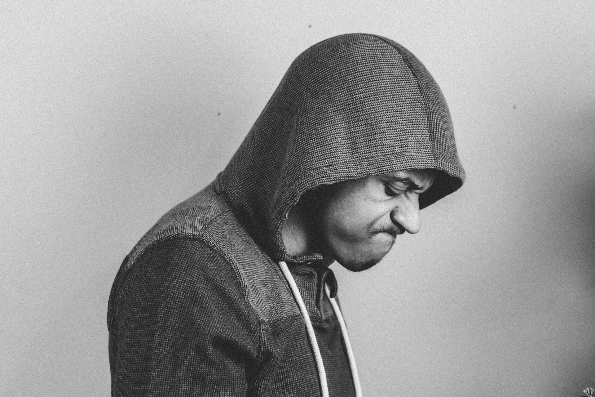 Facet zmagający się ze swoimi emocjami | Źródło: Pexels