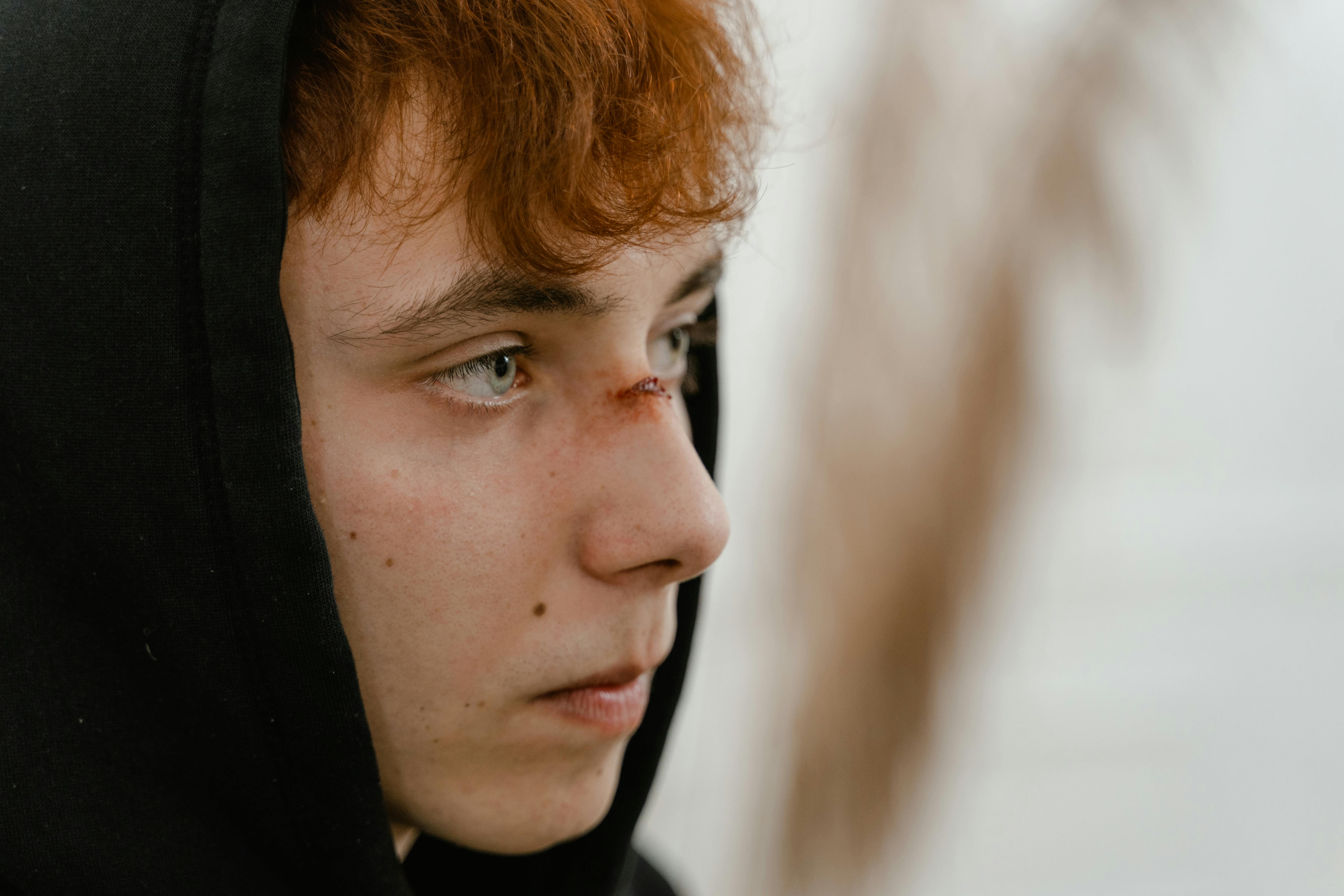 Smutny, poważny chłopiec | Źródło: Pexels