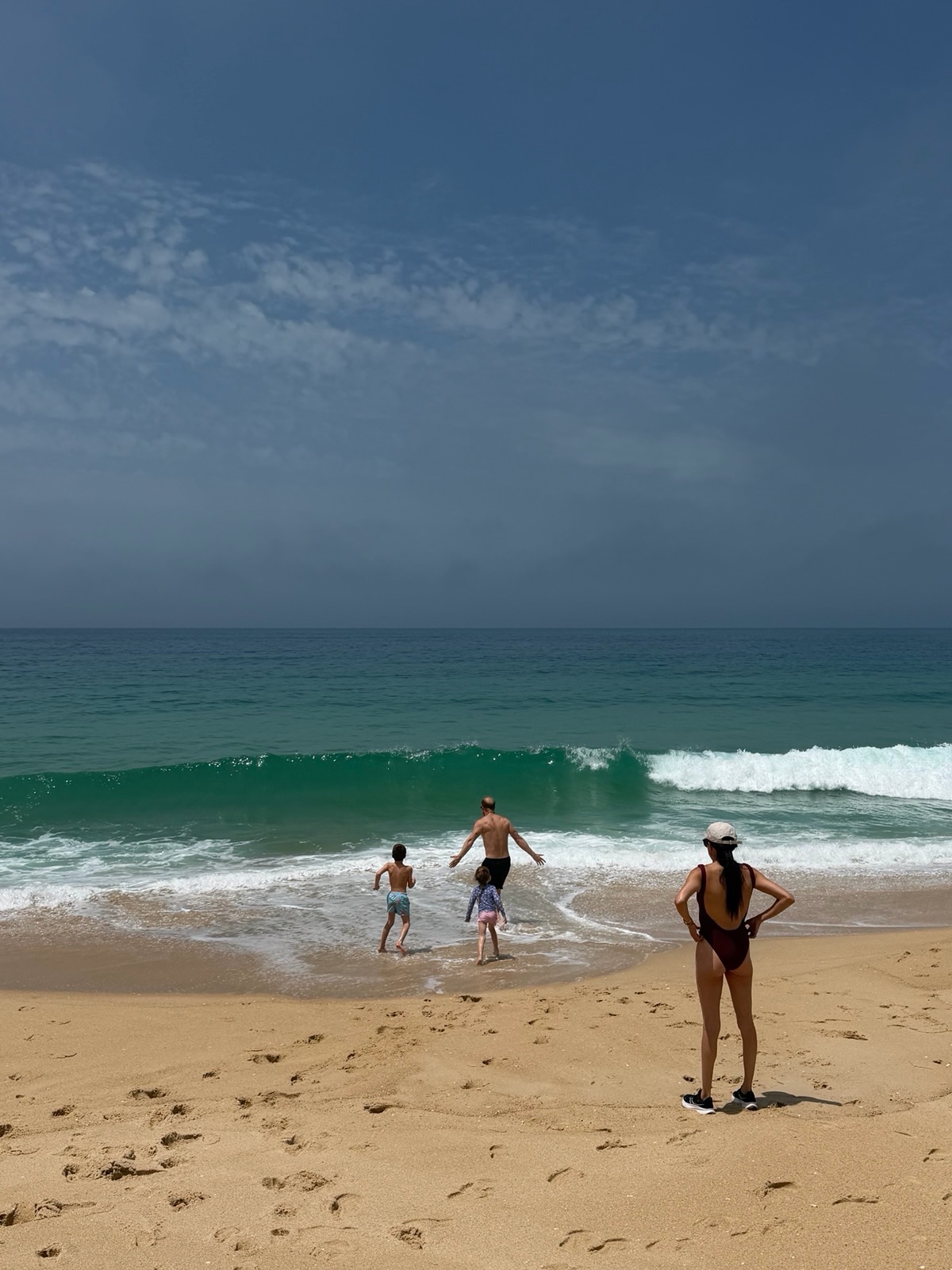 W letniej relacji Sussexów sporo miejsca poświęcono wypoczynkowi na plaży. W galerii zdjęć Meghan widać, jak rodzina godzi podróże, aktywność na świeżym powietrzu i wspólny czas z dala od obowiązków publicznych. | Źródło: Instagram/meghan