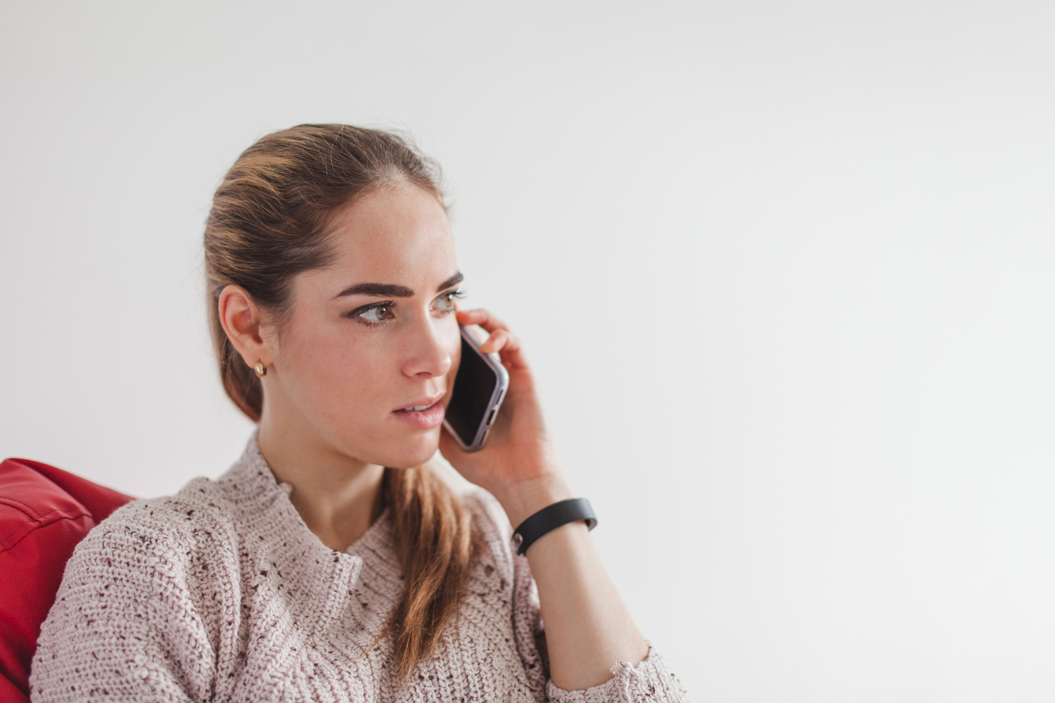 Zmartwiona kobieta rozmawiająca z mężem | Źródło: Freepik