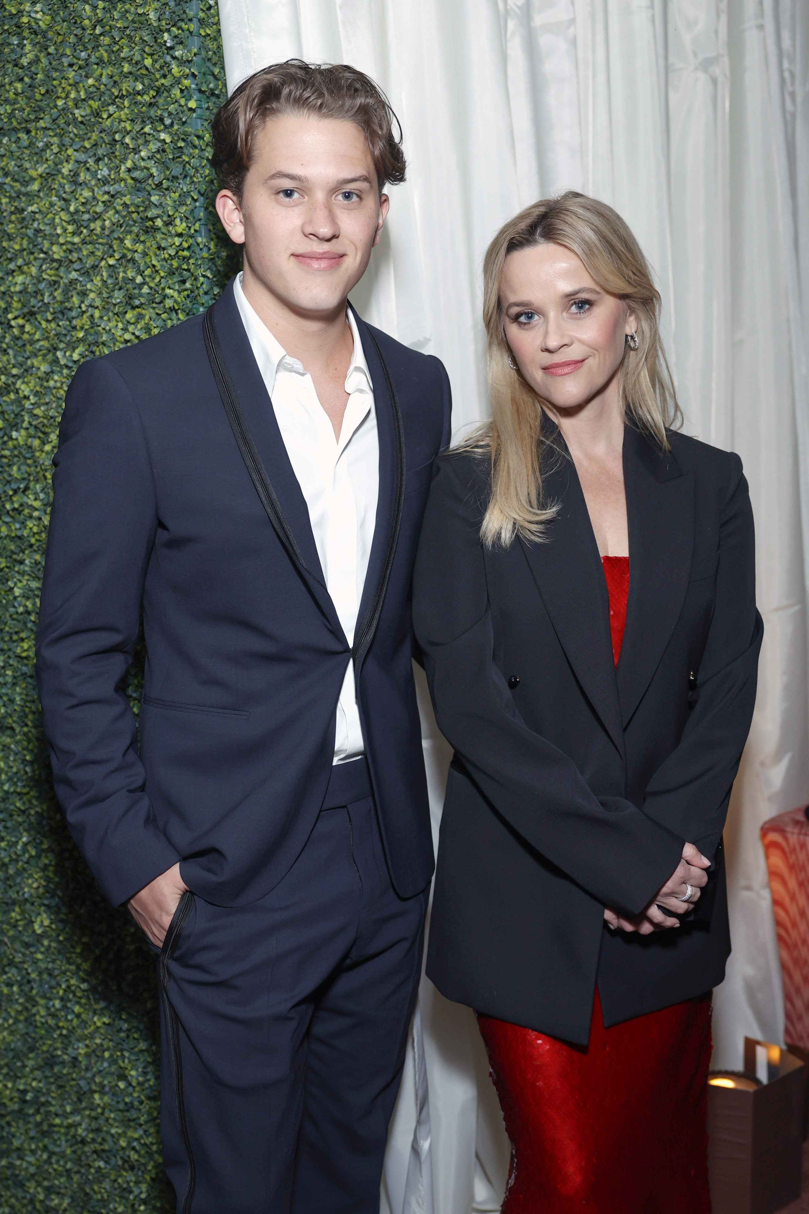Diakon Reese Phillippe stoi obok Reese Witherspoon podczas imprezy zorganizowanej przez „Vanity Fair” i Amazon MGM Studios z okazji sezonu rozdania nagród. On ma na sobie granatowy garnitur, a ona postawiła na elegancką marynarkę. | Źródło: Getty Images