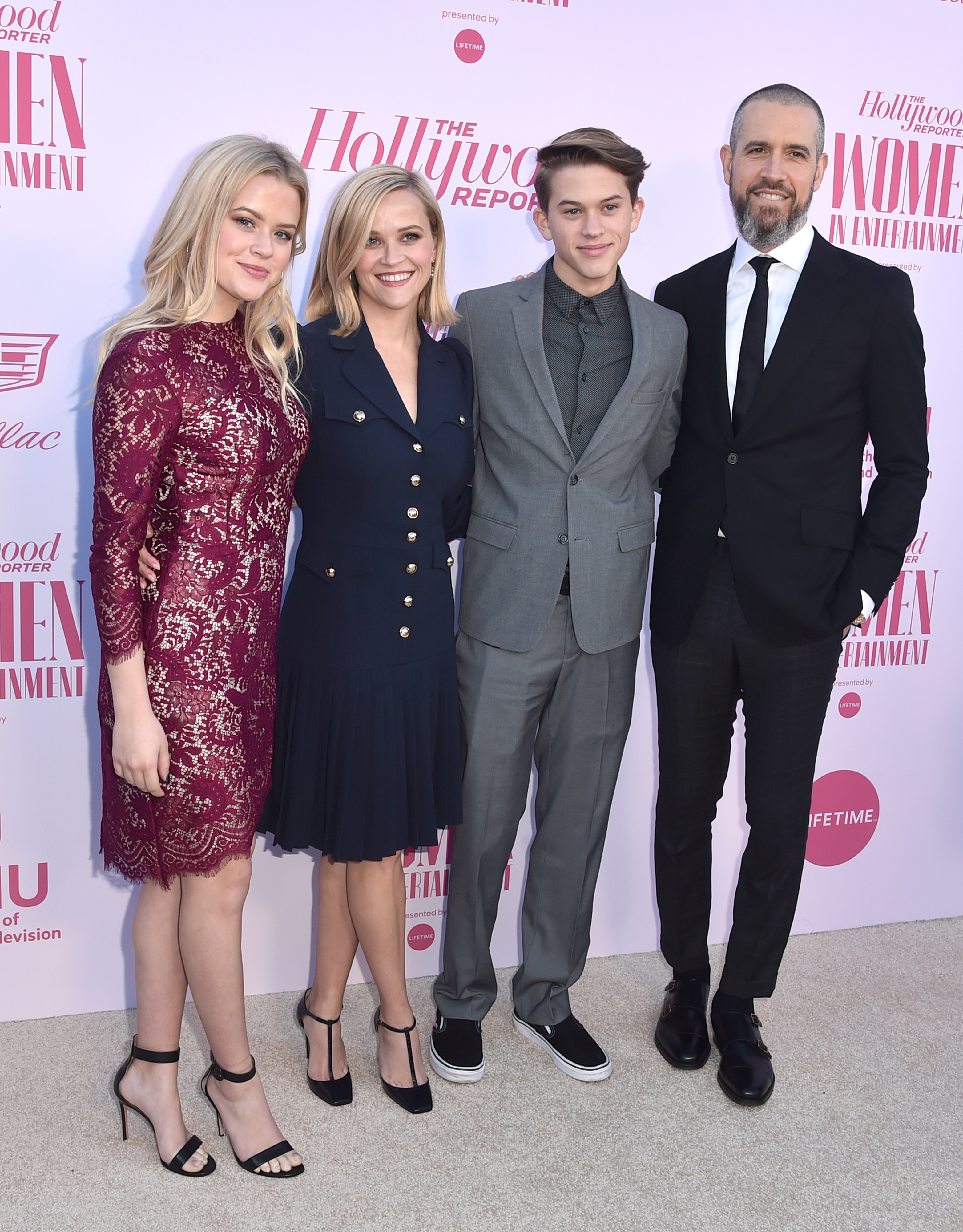 Reese Witherspoon stoi obok Avy Phillippe, Deacona Reese’a Phillippe’a i Jima Totha podczas imprezy „Power 100 Women in Entertainment” organizowanej przez magazyn „The Hollywood Reporter” w Hollywood. | Źródło: Getty Images