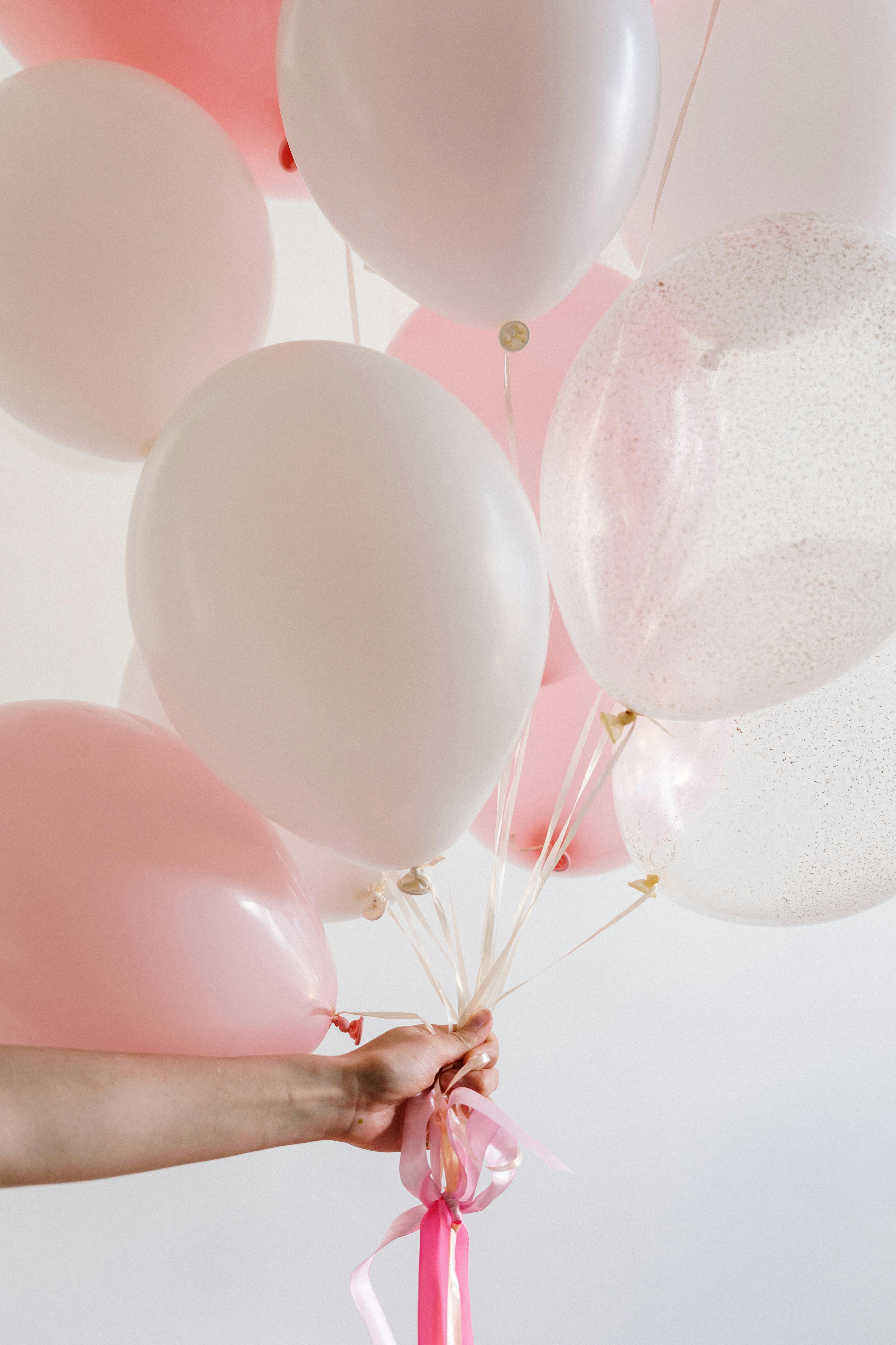 Ręka z balonami | Źródło: Pexels