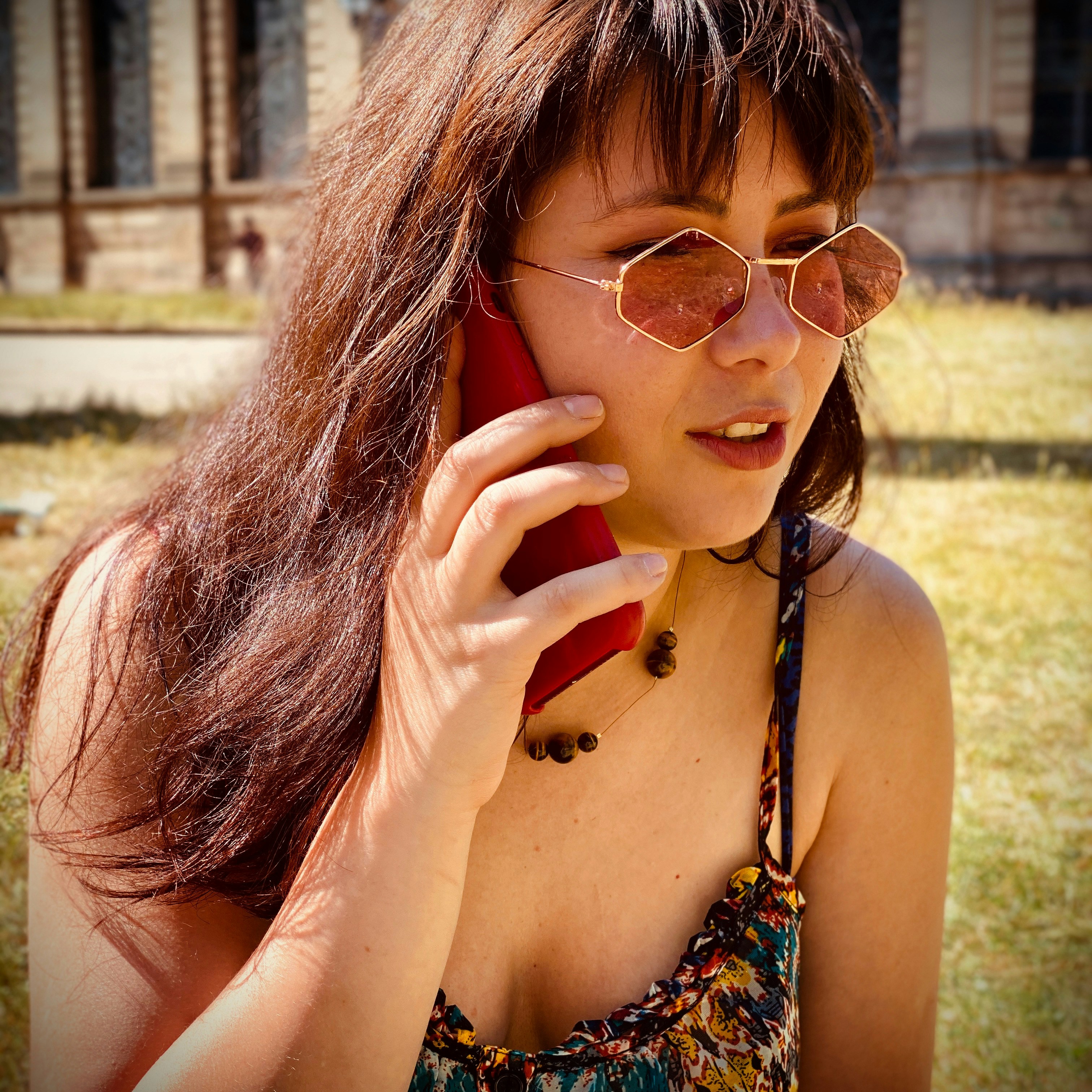 Poważna dziewczyna na rozmowie telefonicznej | Źródło: Unsplash
